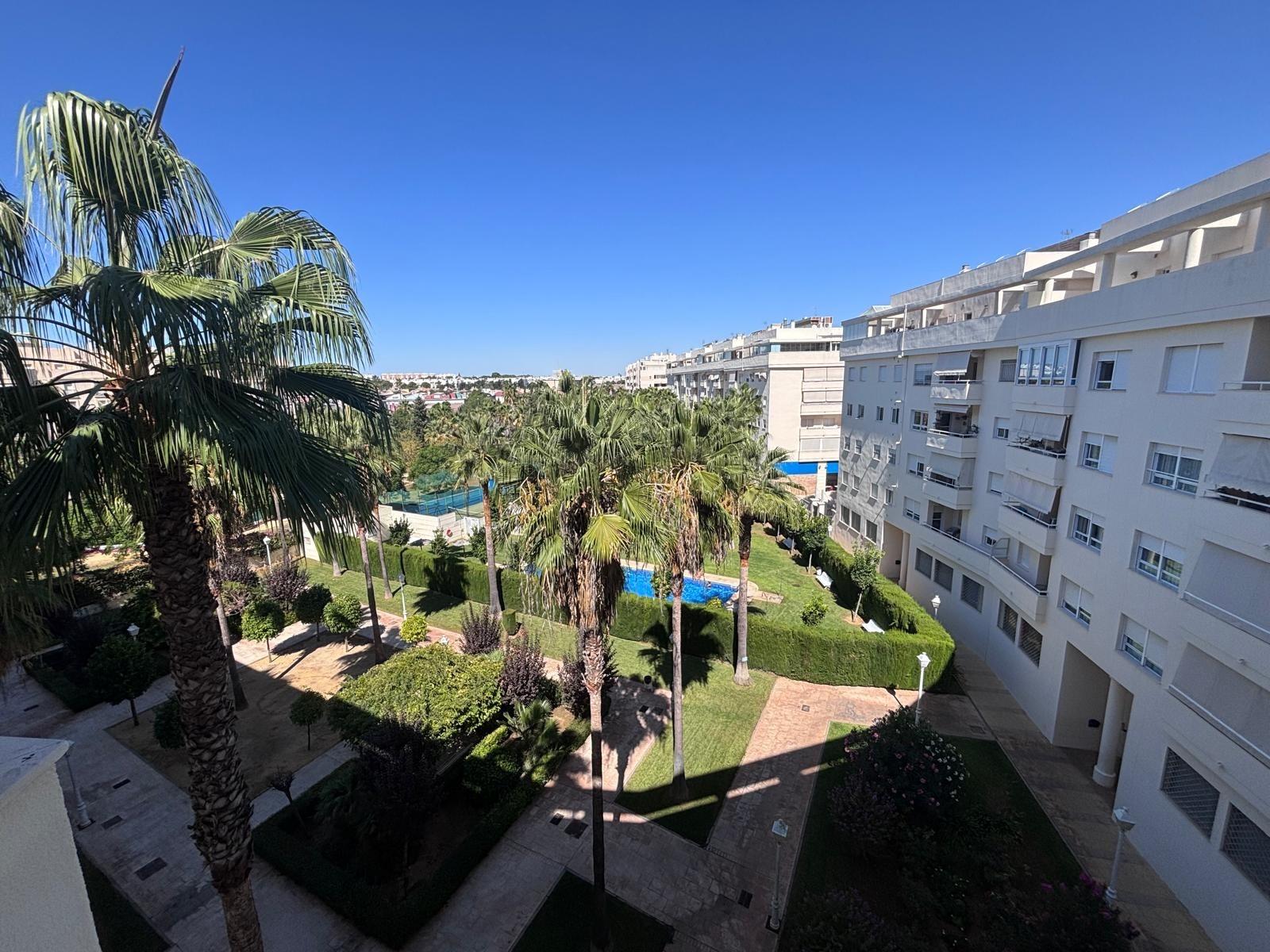 BONITO PISO EN ENTREPARQUES II.  ¡PARA ENTRAR A VIVIR! INCLUYE PLAZA DE PARKING Y AMPLIO TRASTERO EN SUBTERRÁNEO.