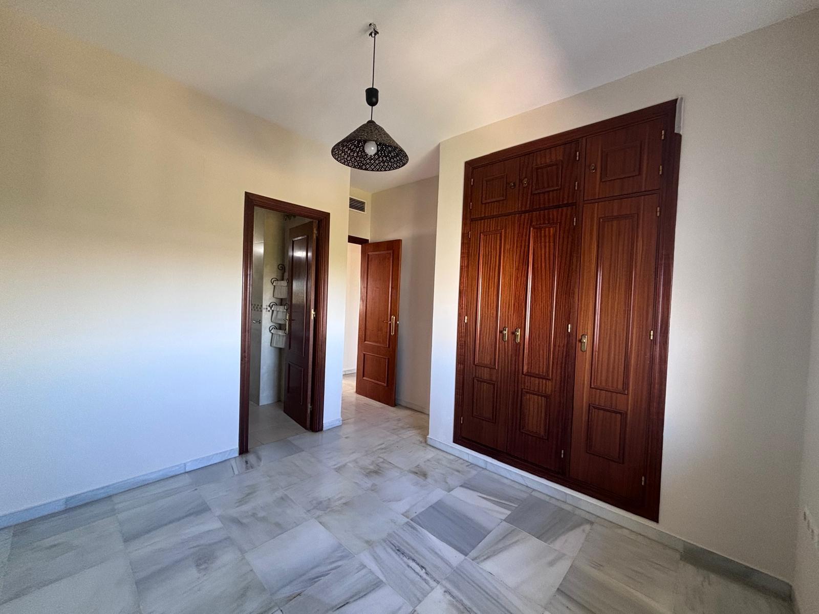 BONITO PISO EN ENTREPARQUES II.  ¡PARA ENTRAR A VIVIR! INCLUYE PLAZA DE PARKING Y AMPLIO TRASTERO EN SUBTERRÁNEO.