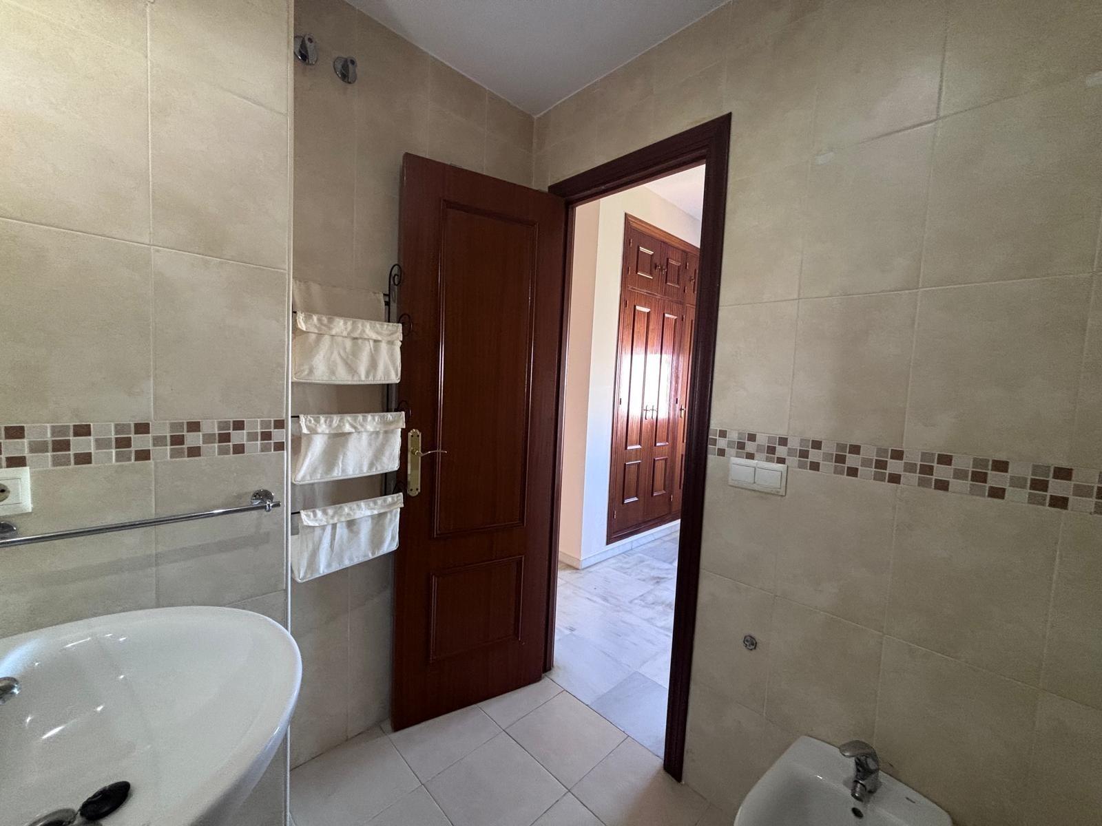 BONITO PISO EN ENTREPARQUES II.  ¡PARA ENTRAR A VIVIR! INCLUYE PLAZA DE PARKING Y AMPLIO TRASTERO EN SUBTERRÁNEO.