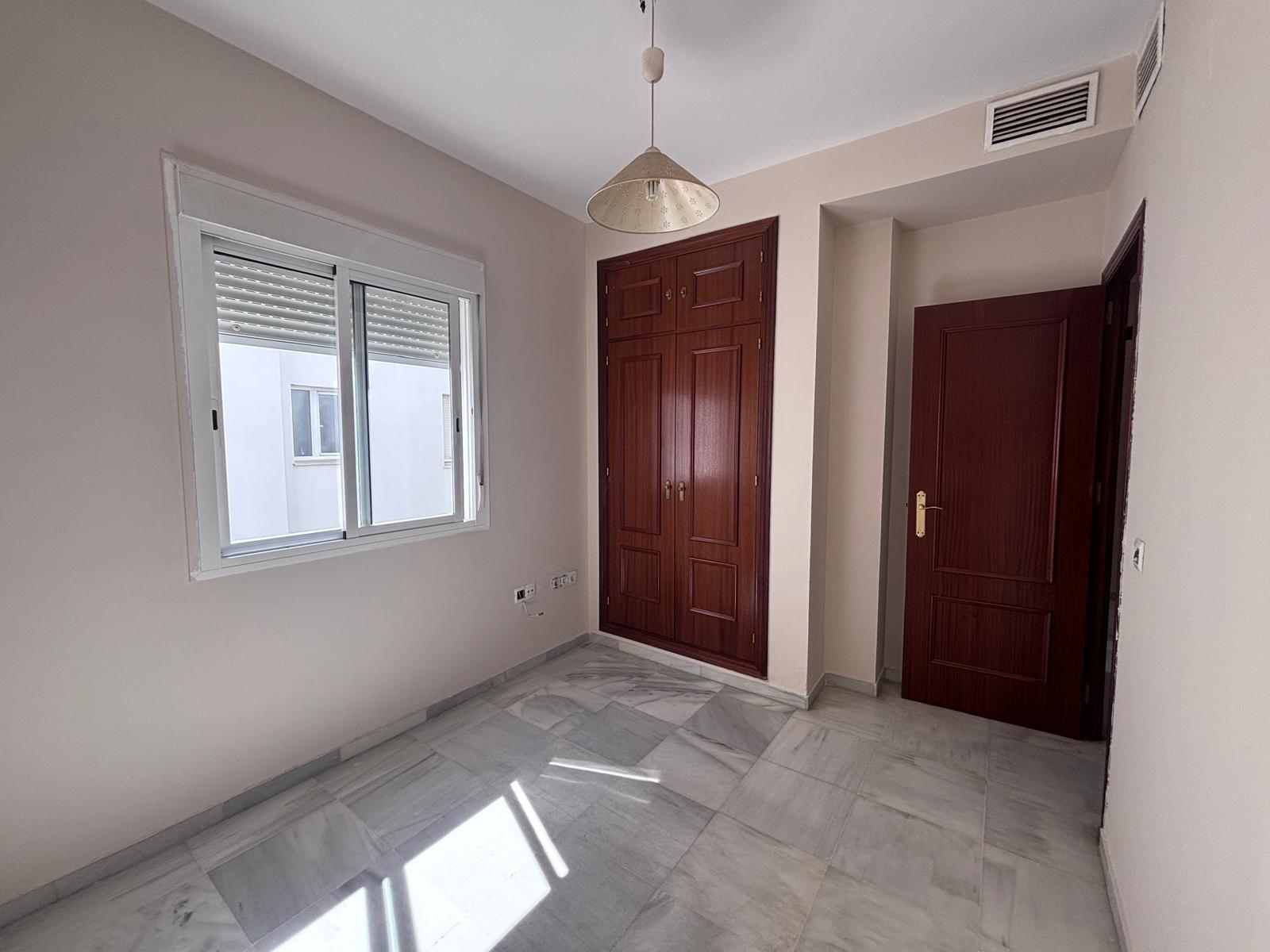 BONITO PISO EN ENTREPARQUES II.  ¡PARA ENTRAR A VIVIR! INCLUYE PLAZA DE PARKING Y AMPLIO TRASTERO EN SUBTERRÁNEO.