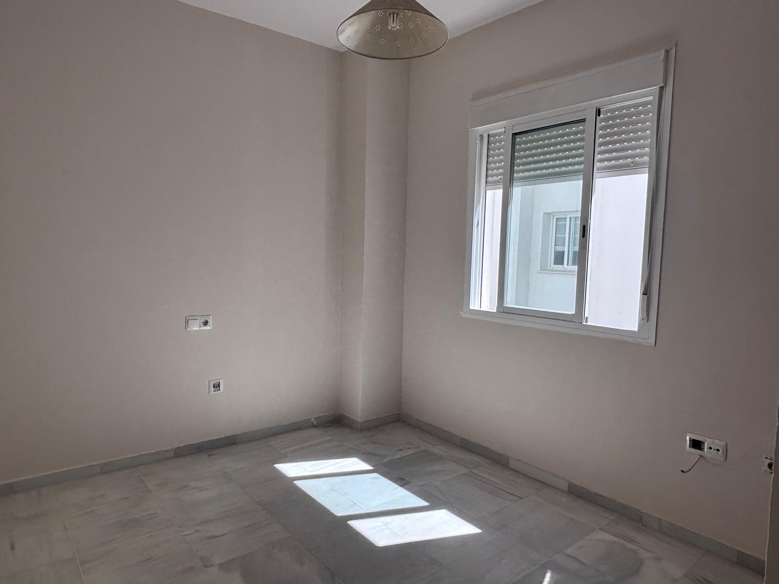 BONITO PISO EN ENTREPARQUES II.  ¡PARA ENTRAR A VIVIR! INCLUYE PLAZA DE PARKING Y AMPLIO TRASTERO EN SUBTERRÁNEO.