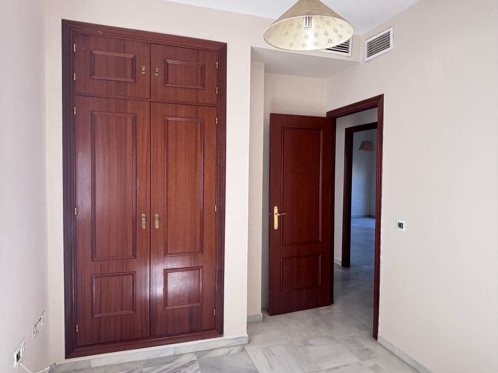 BONITO PISO EN ENTREPARQUES II.  ¡PARA ENTRAR A VIVIR! INCLUYE PLAZA DE PARKING Y AMPLIO TRASTERO EN SUBTERRÁNEO.