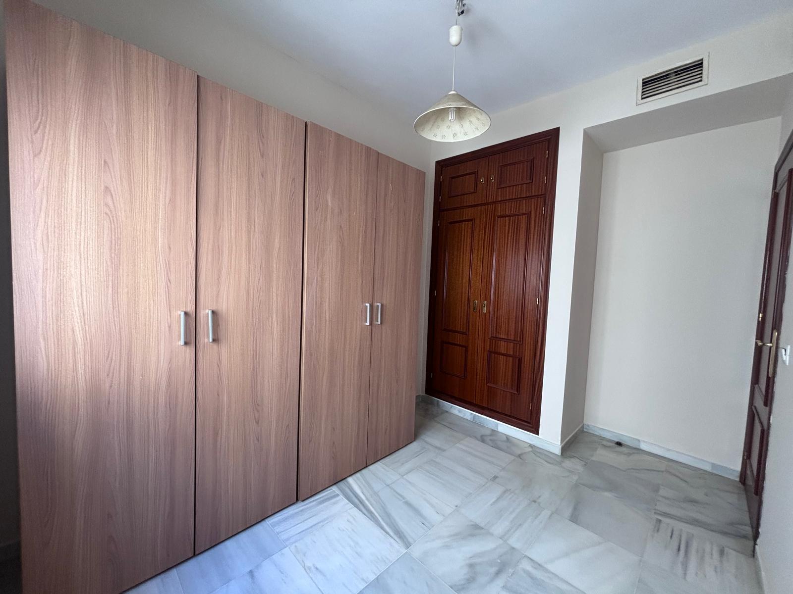 BONITO PISO EN ENTREPARQUES II.  ¡PARA ENTRAR A VIVIR! INCLUYE PLAZA DE PARKING Y AMPLIO TRASTERO EN SUBTERRÁNEO.