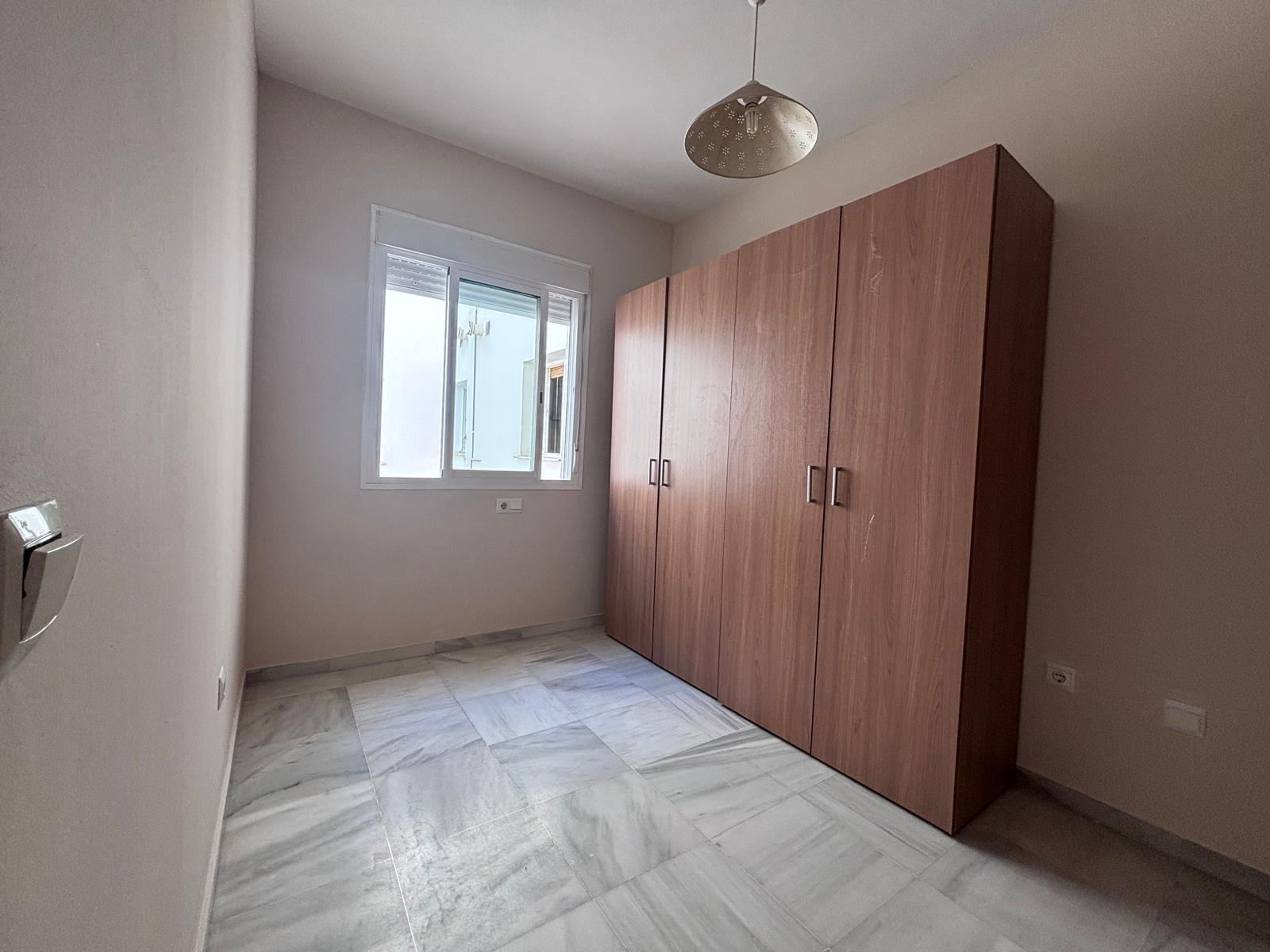 BONITO PISO EN ENTREPARQUES II.  ¡PARA ENTRAR A VIVIR! INCLUYE PLAZA DE PARKING Y AMPLIO TRASTERO EN SUBTERRÁNEO.