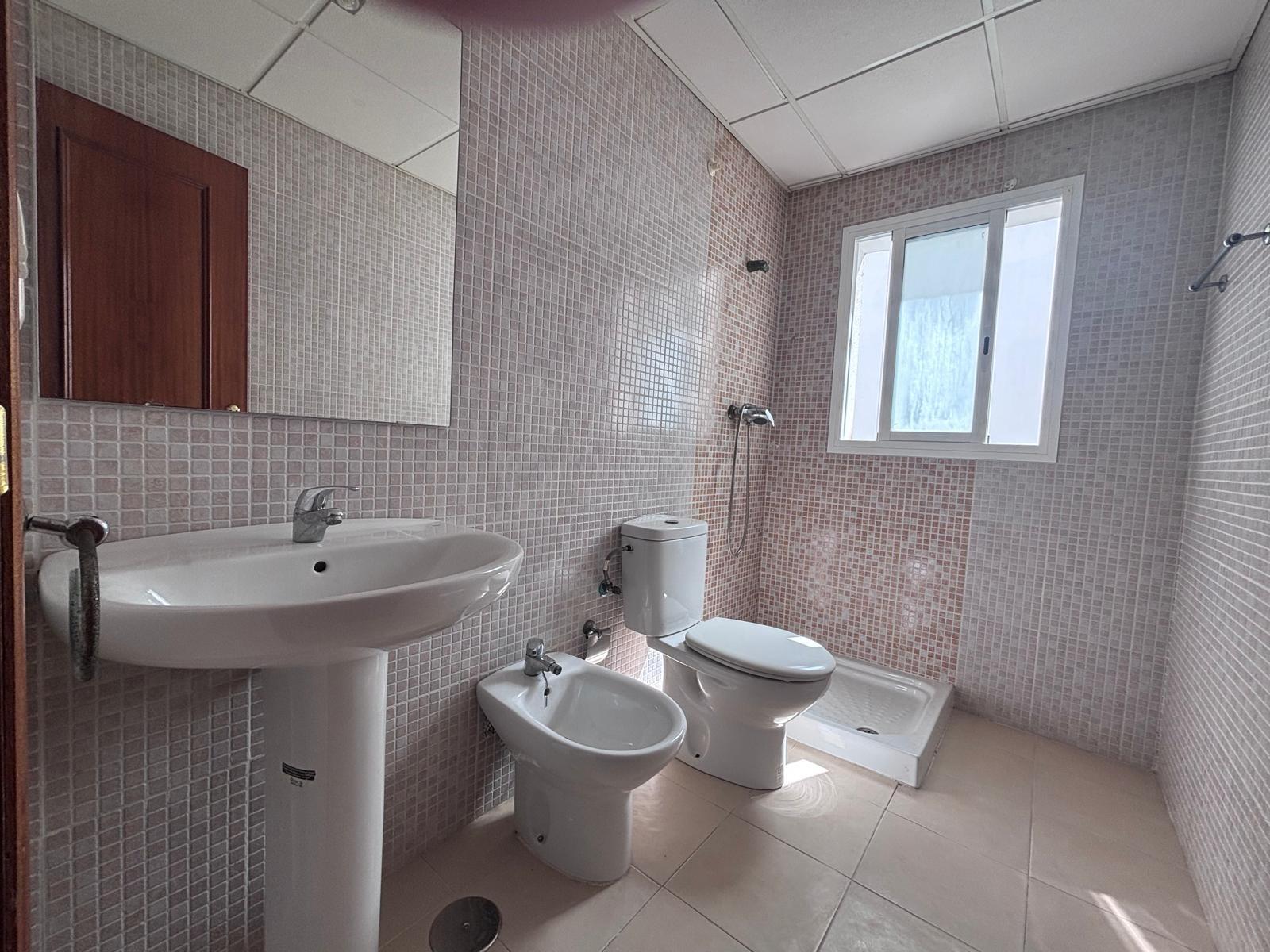 BONITO PISO EN ENTREPARQUES II.  ¡PARA ENTRAR A VIVIR! INCLUYE PLAZA DE PARKING Y AMPLIO TRASTERO EN SUBTERRÁNEO.