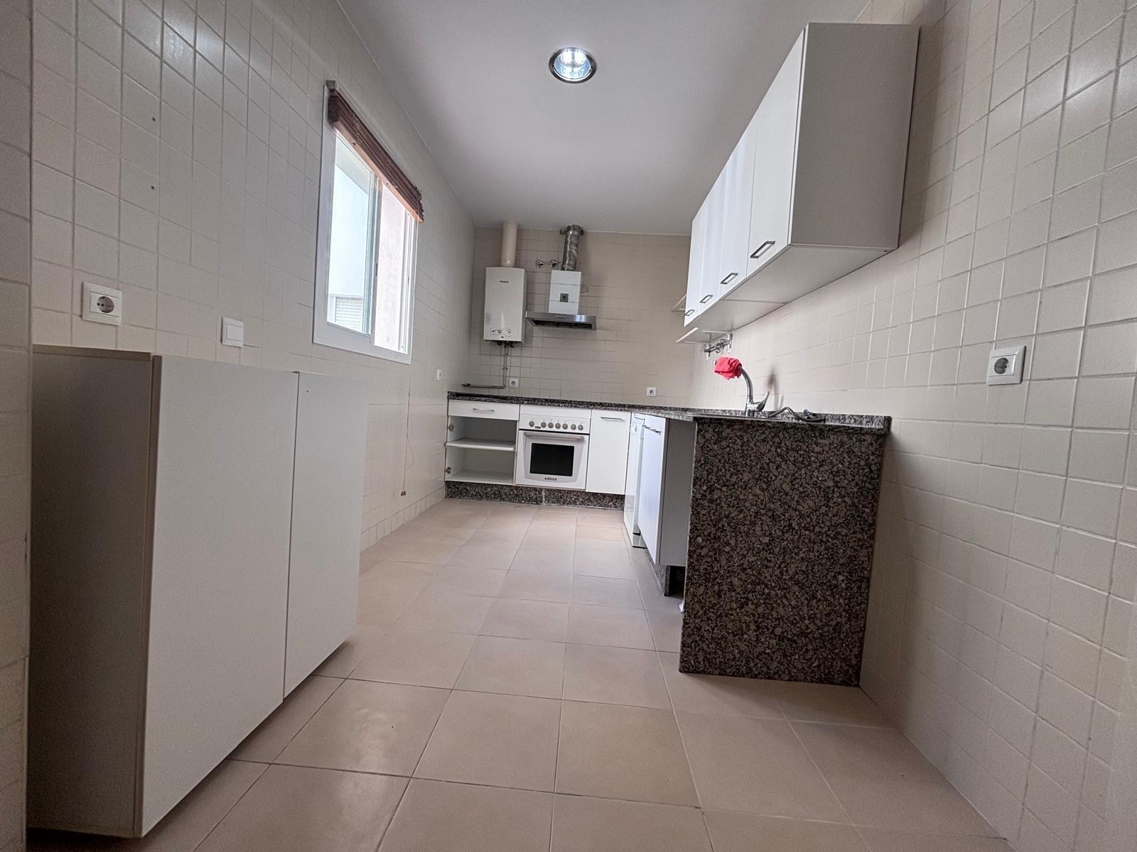 BONITO PISO EN ENTREPARQUES II.  ¡PARA ENTRAR A VIVIR! INCLUYE PLAZA DE PARKING Y AMPLIO TRASTERO EN SUBTERRÁNEO.