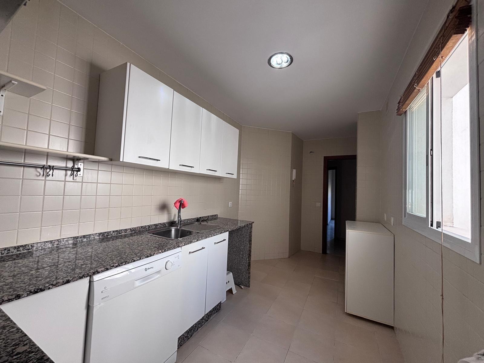 BONITO PISO EN ENTREPARQUES II.  ¡PARA ENTRAR A VIVIR! INCLUYE PLAZA DE PARKING Y AMPLIO TRASTERO EN SUBTERRÁNEO.