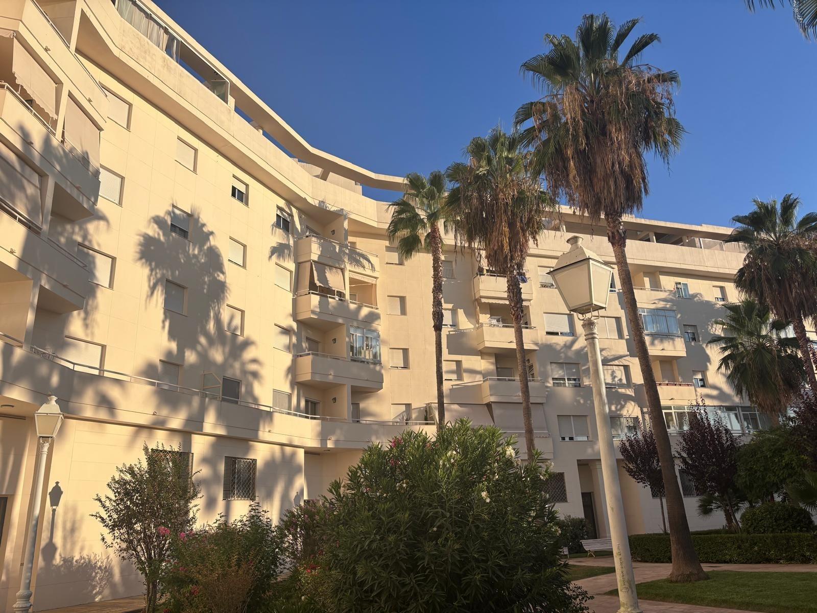 BONITO PISO EN ENTREPARQUES II.  ¡PARA ENTRAR A VIVIR! INCLUYE PLAZA DE PARKING Y AMPLIO TRASTERO EN SUBTERRÁNEO.