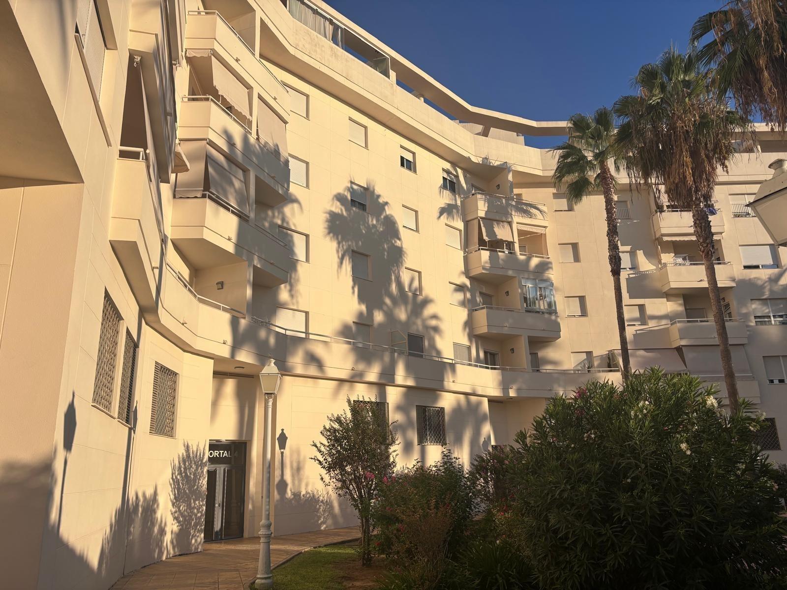 BONITO PISO EN ENTREPARQUES II.  ¡PARA ENTRAR A VIVIR! INCLUYE PLAZA DE PARKING Y AMPLIO TRASTERO EN SUBTERRÁNEO.