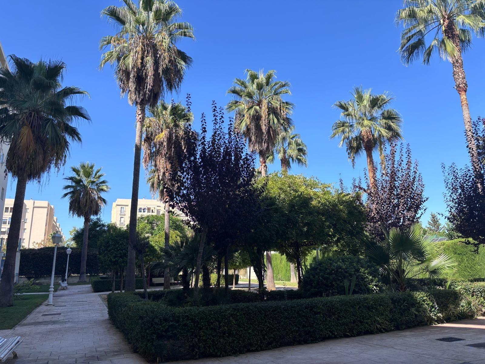 BONITO PISO EN ENTREPARQUES II.  ¡PARA ENTRAR A VIVIR! INCLUYE PLAZA DE PARKING Y AMPLIO TRASTERO EN SUBTERRÁNEO.