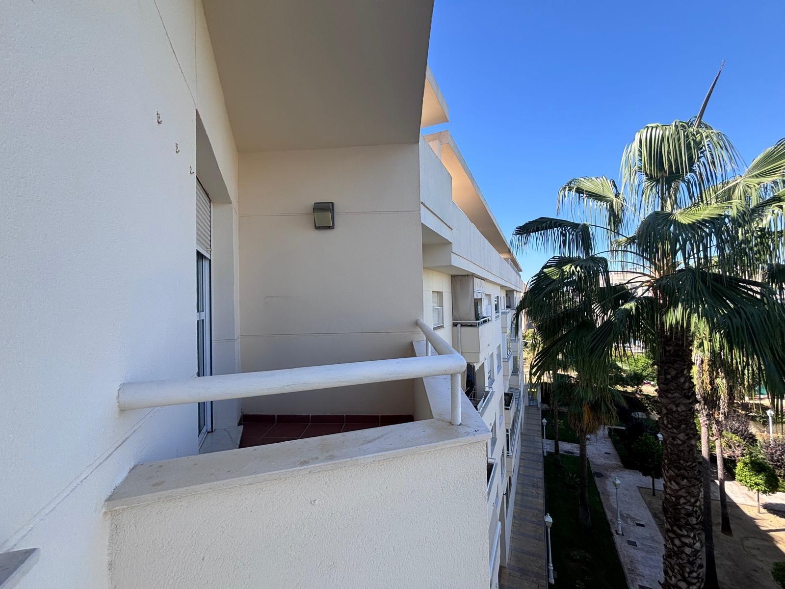 BONITO PISO EN ENTREPARQUES II.  ¡PARA ENTRAR A VIVIR! INCLUYE PLAZA DE PARKING Y AMPLIO TRASTERO EN SUBTERRÁNEO.