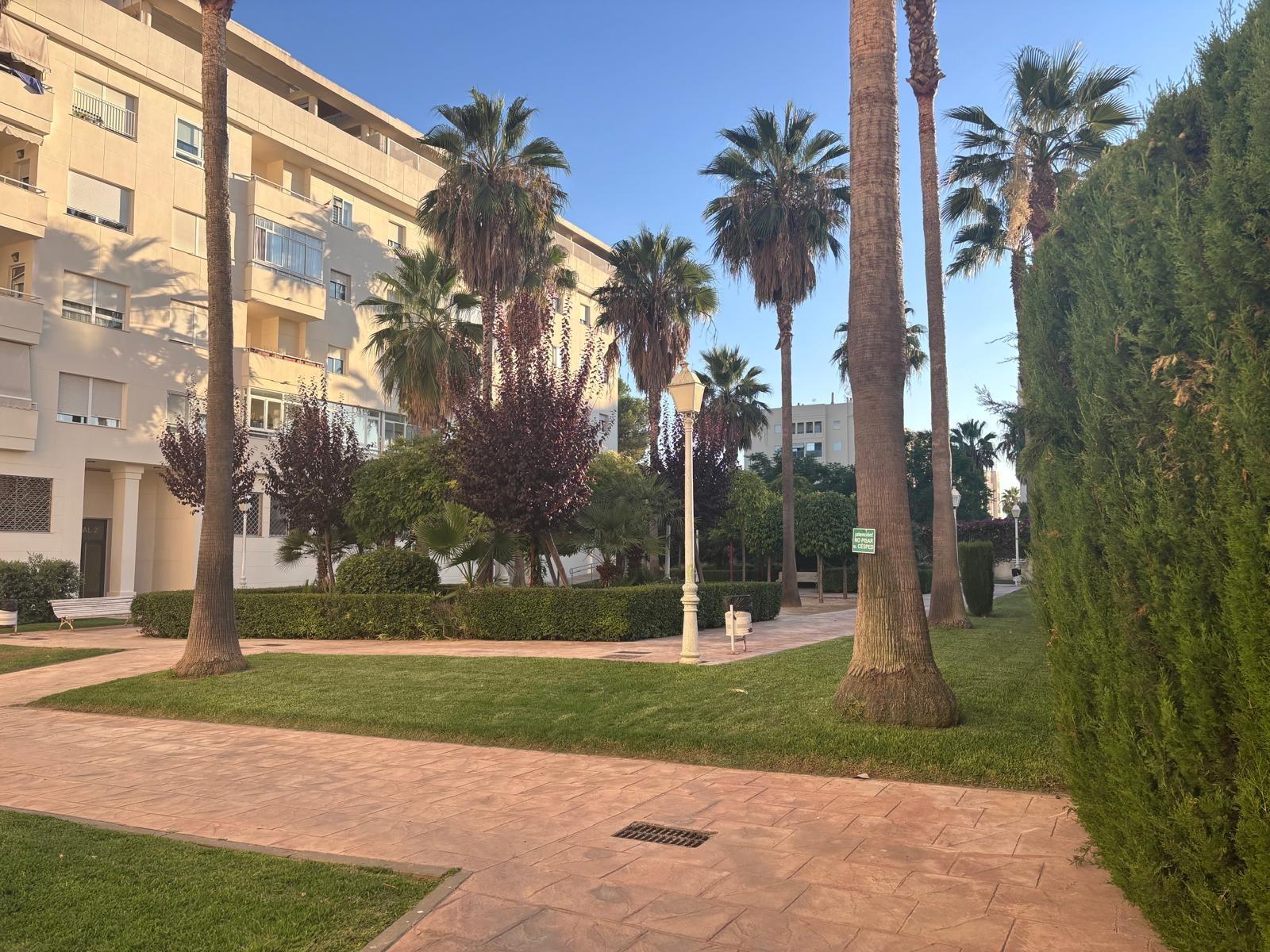 BONITO PISO EN ENTREPARQUES II.  ¡PARA ENTRAR A VIVIR! INCLUYE PLAZA DE PARKING Y AMPLIO TRASTERO EN SUBTERRÁNEO.