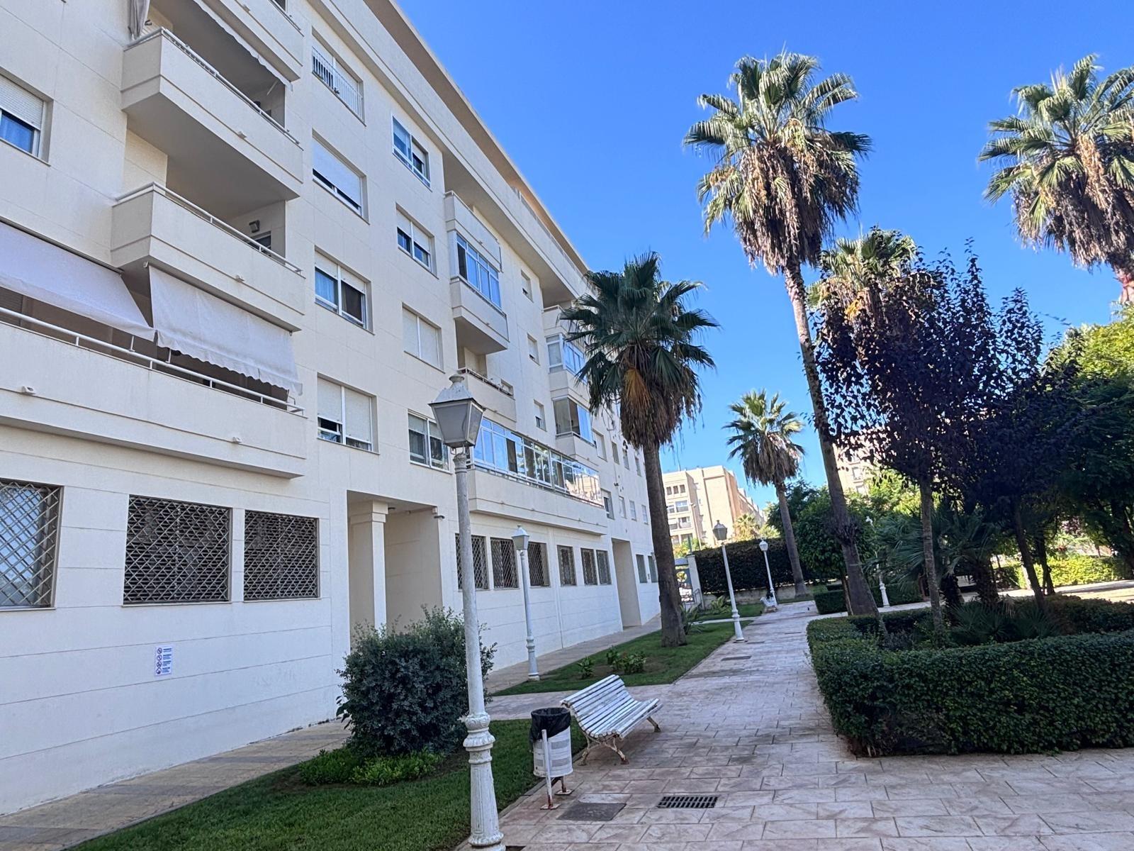 BONITO PISO EN ENTREPARQUES II.  ¡PARA ENTRAR A VIVIR! INCLUYE PLAZA DE PARKING Y AMPLIO TRASTERO EN SUBTERRÁNEO.