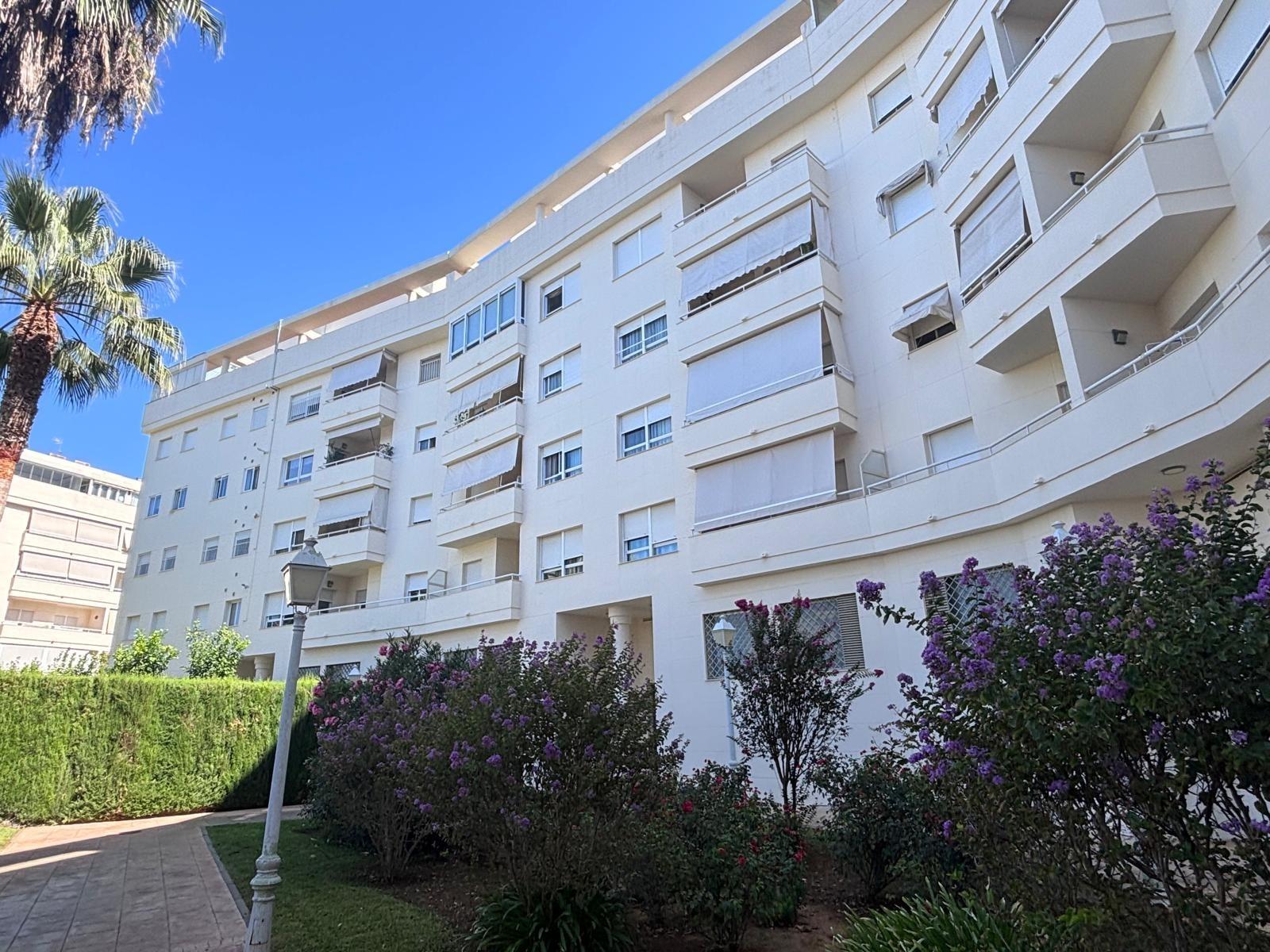 BONITO PISO EN ENTREPARQUES II.  ¡PARA ENTRAR A VIVIR! INCLUYE PLAZA DE PARKING Y AMPLIO TRASTERO EN SUBTERRÁNEO.