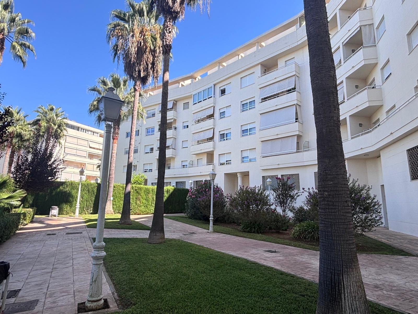 BONITO PISO EN ENTREPARQUES II.  ¡PARA ENTRAR A VIVIR! INCLUYE PLAZA DE PARKING Y AMPLIO TRASTERO EN SUBTERRÁNEO.