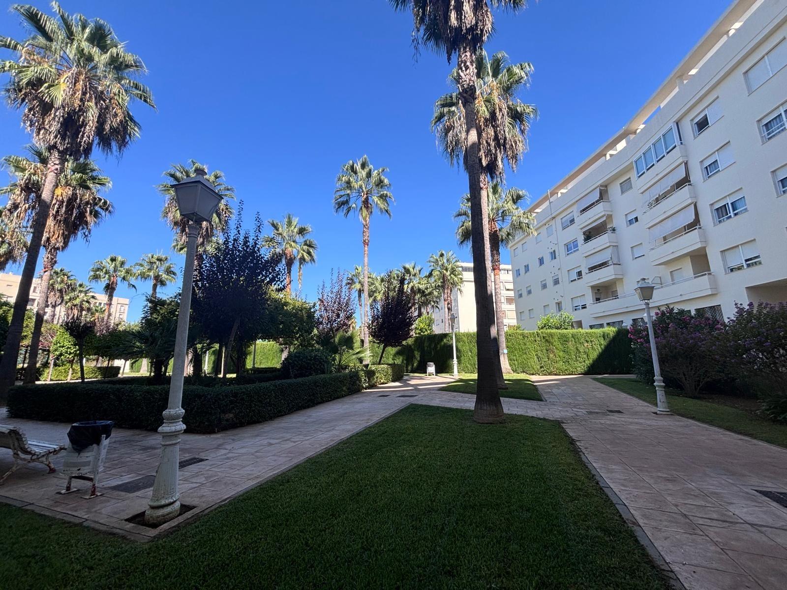 BONITO PISO EN ENTREPARQUES II.  ¡PARA ENTRAR A VIVIR! INCLUYE PLAZA DE PARKING Y AMPLIO TRASTERO EN SUBTERRÁNEO.