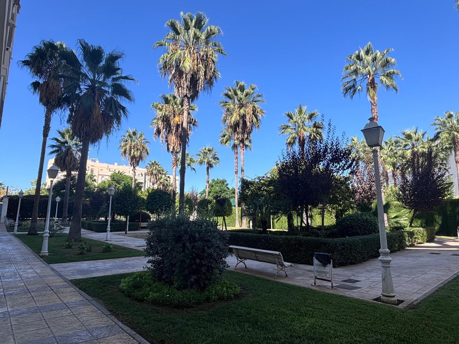 BONITO PISO EN ENTREPARQUES II.  ¡PARA ENTRAR A VIVIR! INCLUYE PLAZA DE PARKING Y AMPLIO TRASTERO EN SUBTERRÁNEO.