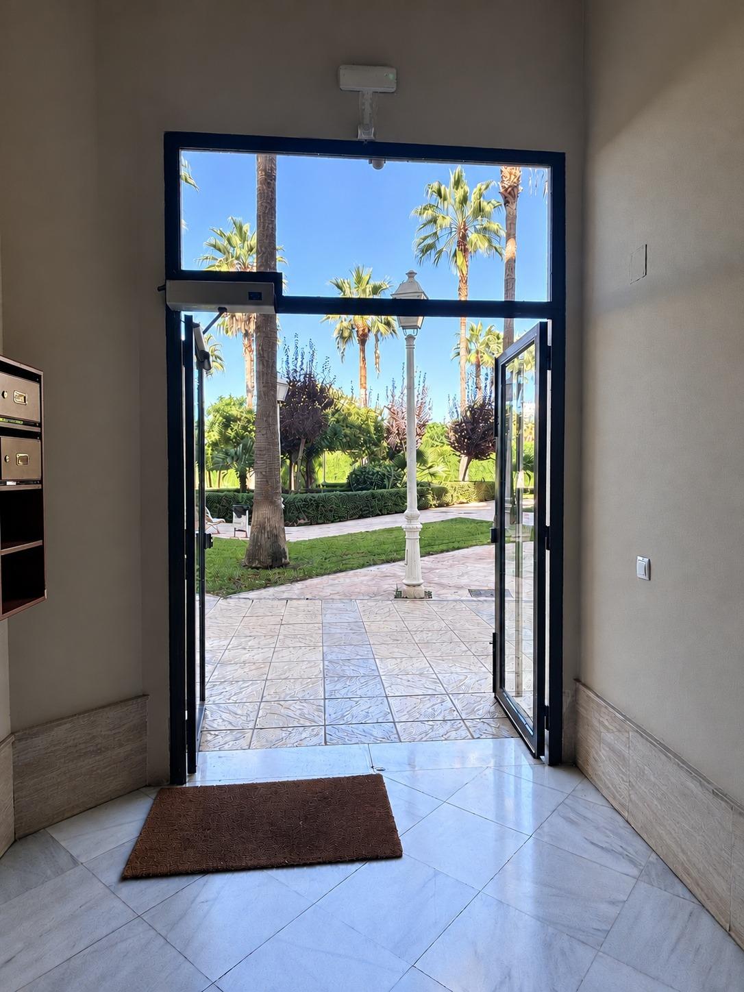 BONITO PISO EN ENTREPARQUES II.  ¡PARA ENTRAR A VIVIR! INCLUYE PLAZA DE PARKING Y AMPLIO TRASTERO EN SUBTERRÁNEO.
