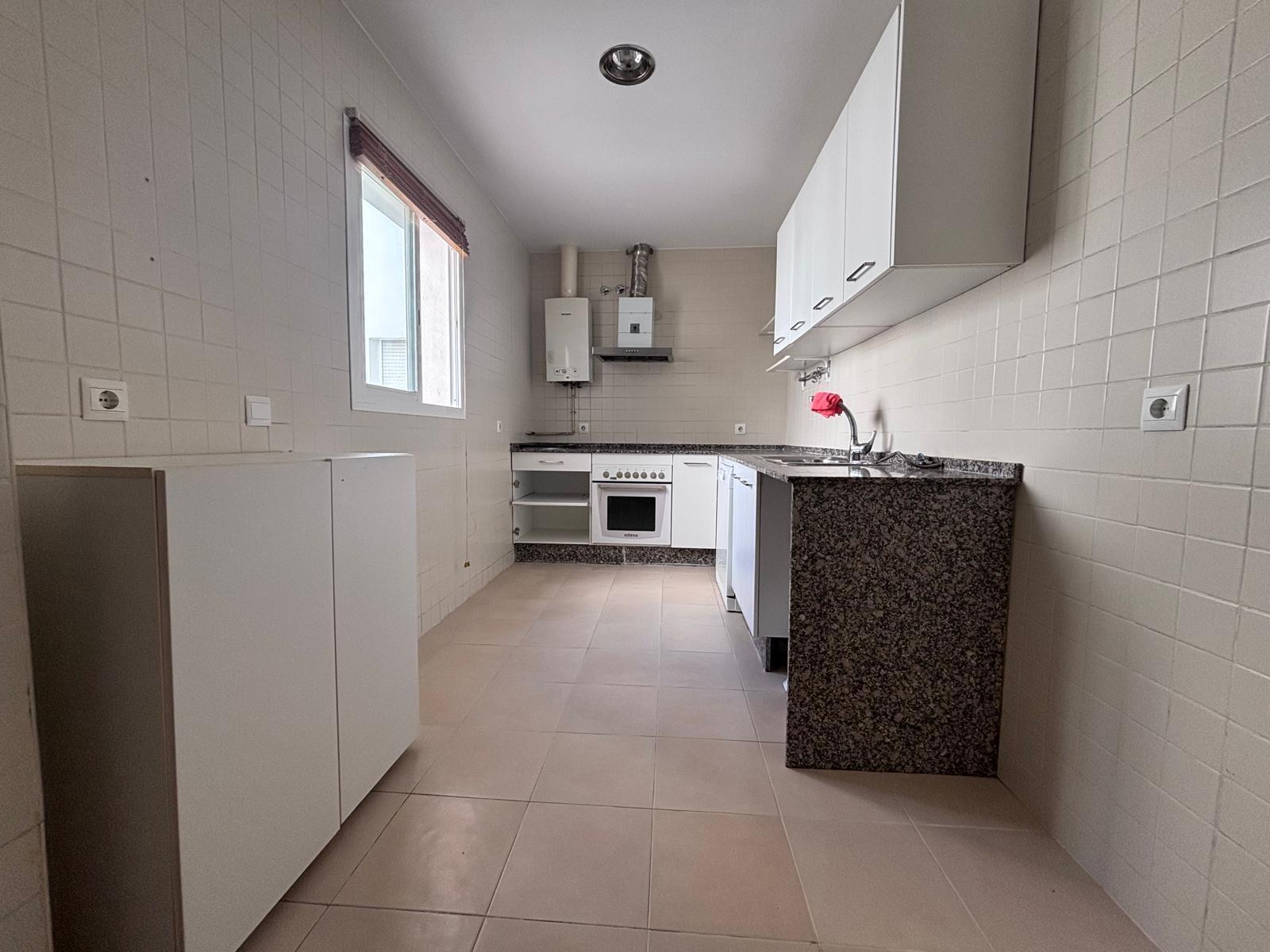 BONITO PISO EN ENTREPARQUES II.  ¡PARA ENTRAR A VIVIR! INCLUYE PLAZA DE PARKING Y AMPLIO TRASTERO EN SUBTERRÁNEO.