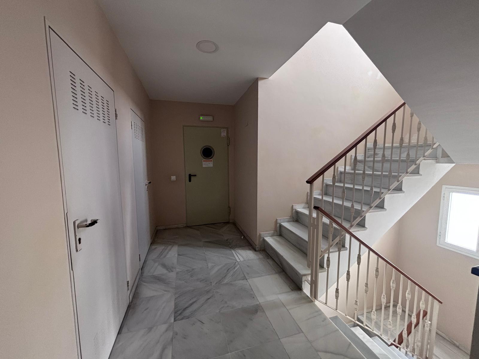 BONITO PISO EN ENTREPARQUES II.  ¡PARA ENTRAR A VIVIR! INCLUYE PLAZA DE PARKING Y AMPLIO TRASTERO EN SUBTERRÁNEO.