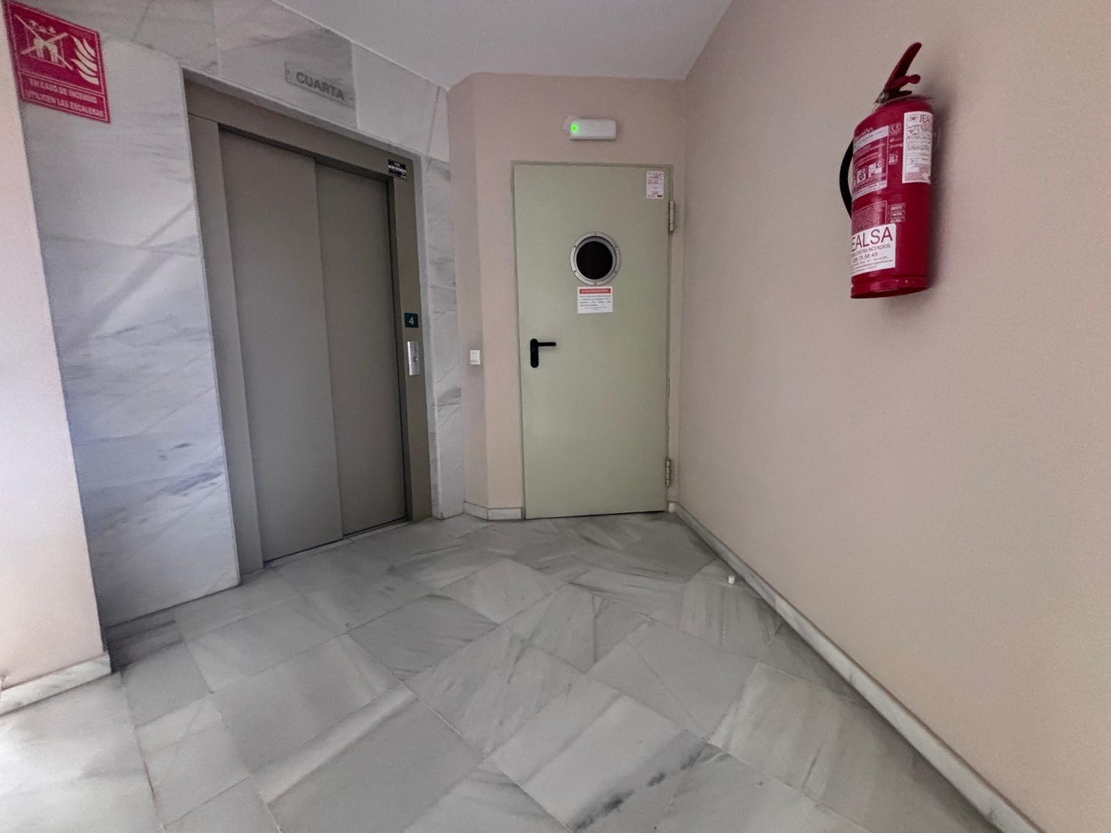 BONITO PISO EN ENTREPARQUES II.  ¡PARA ENTRAR A VIVIR! INCLUYE PLAZA DE PARKING Y AMPLIO TRASTERO EN SUBTERRÁNEO.
