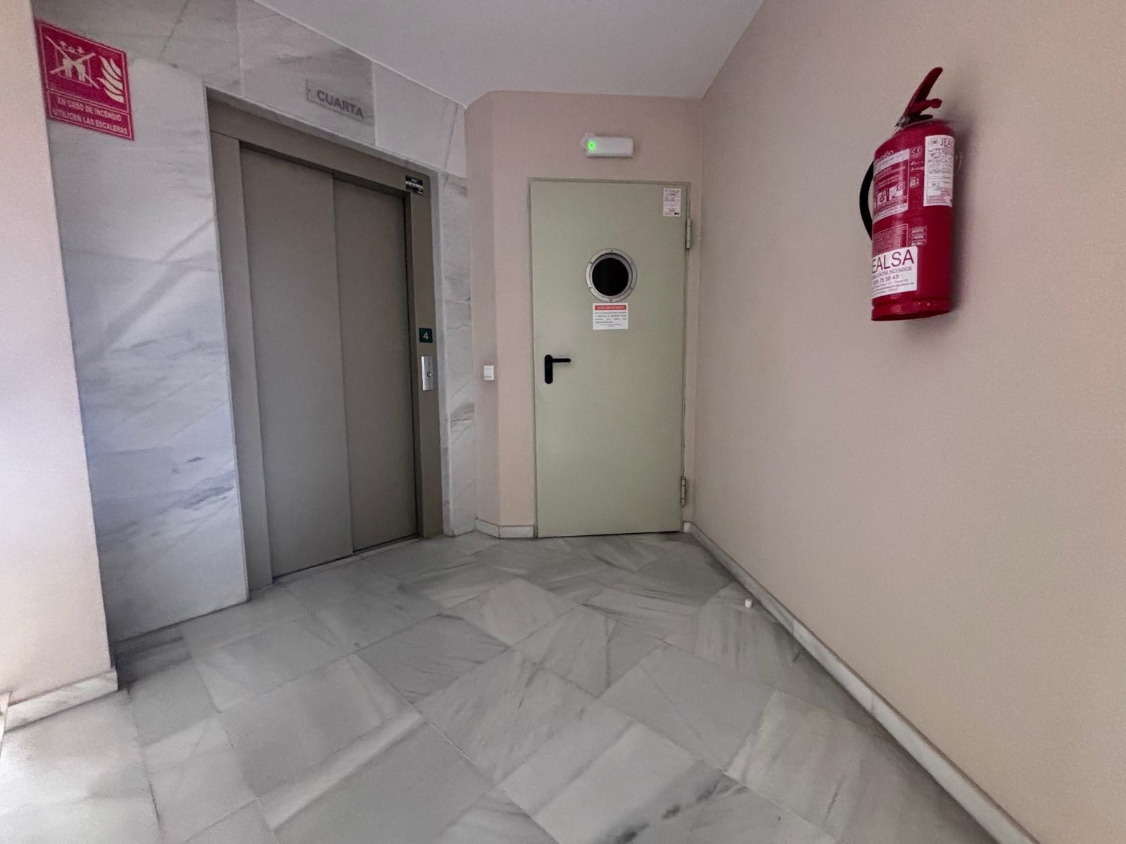 BONITO PISO EN ENTREPARQUES II.  ¡PARA ENTRAR A VIVIR! INCLUYE PLAZA DE PARKING Y AMPLIO TRASTERO EN SUBTERRÁNEO.