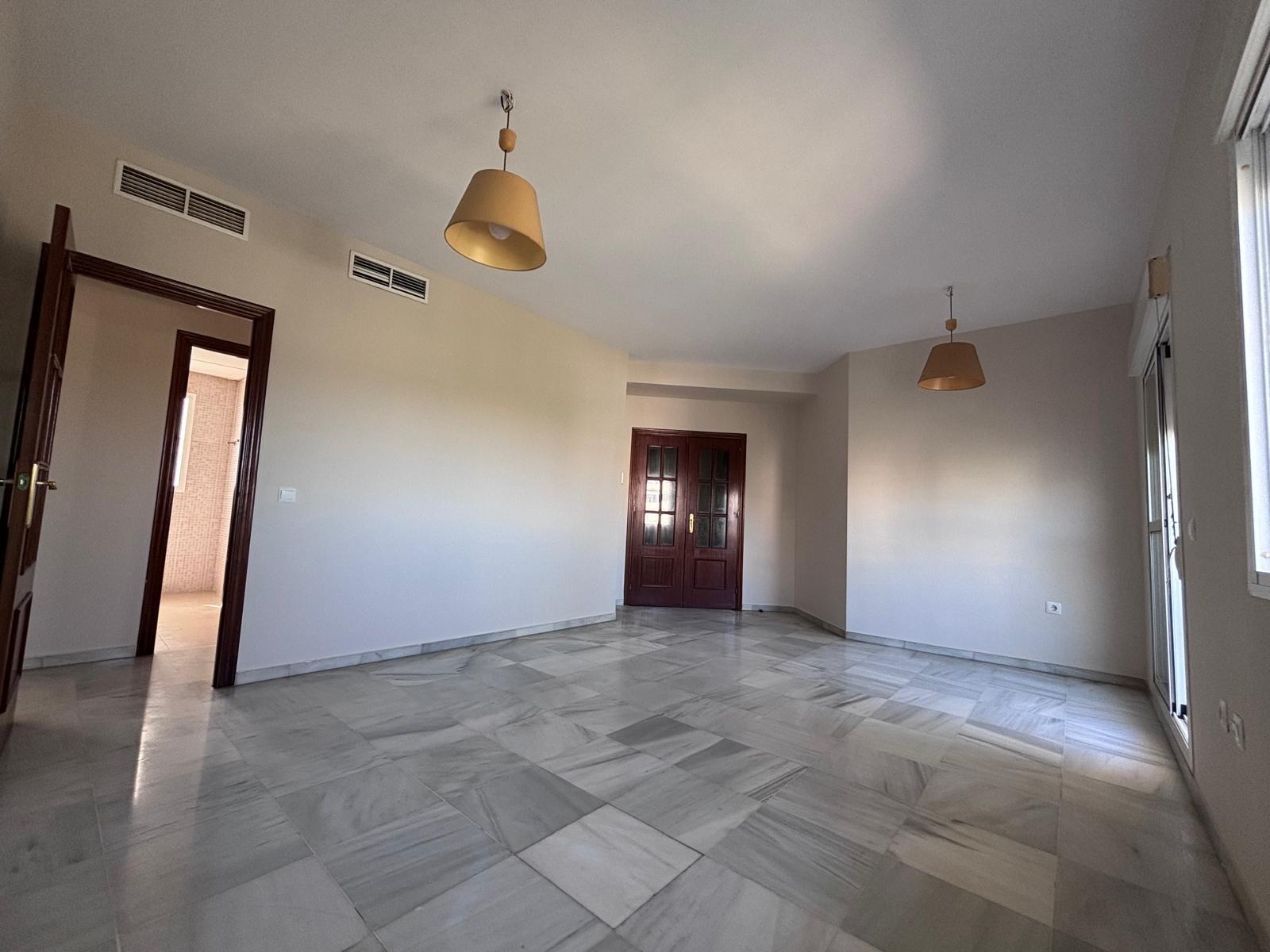 BONITO PISO EN ENTREPARQUES II.  ¡PARA ENTRAR A VIVIR! INCLUYE PLAZA DE PARKING Y AMPLIO TRASTERO EN SUBTERRÁNEO.