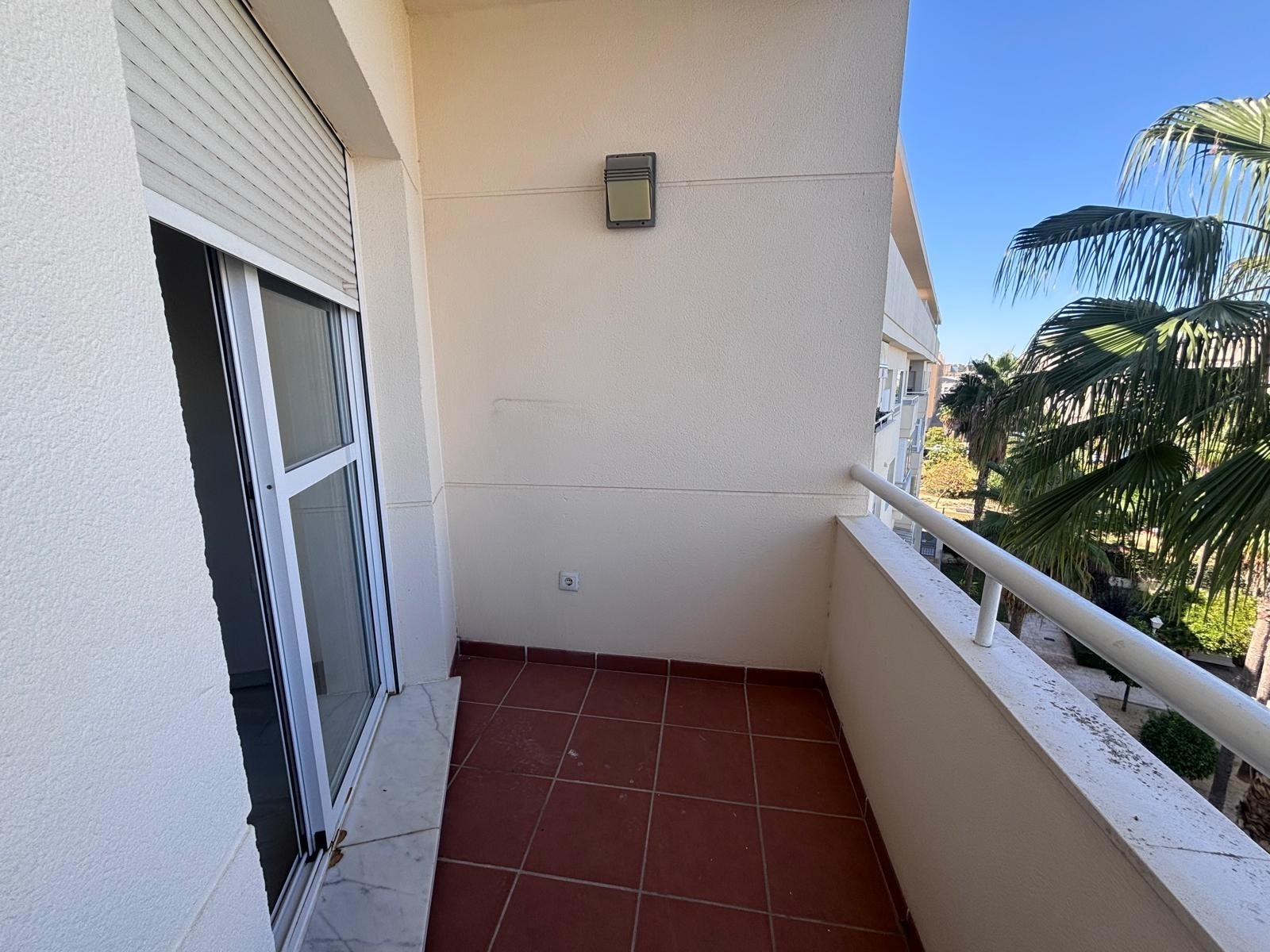 BONITO PISO EN ENTREPARQUES II.  ¡PARA ENTRAR A VIVIR! INCLUYE PLAZA DE PARKING Y AMPLIO TRASTERO EN SUBTERRÁNEO.