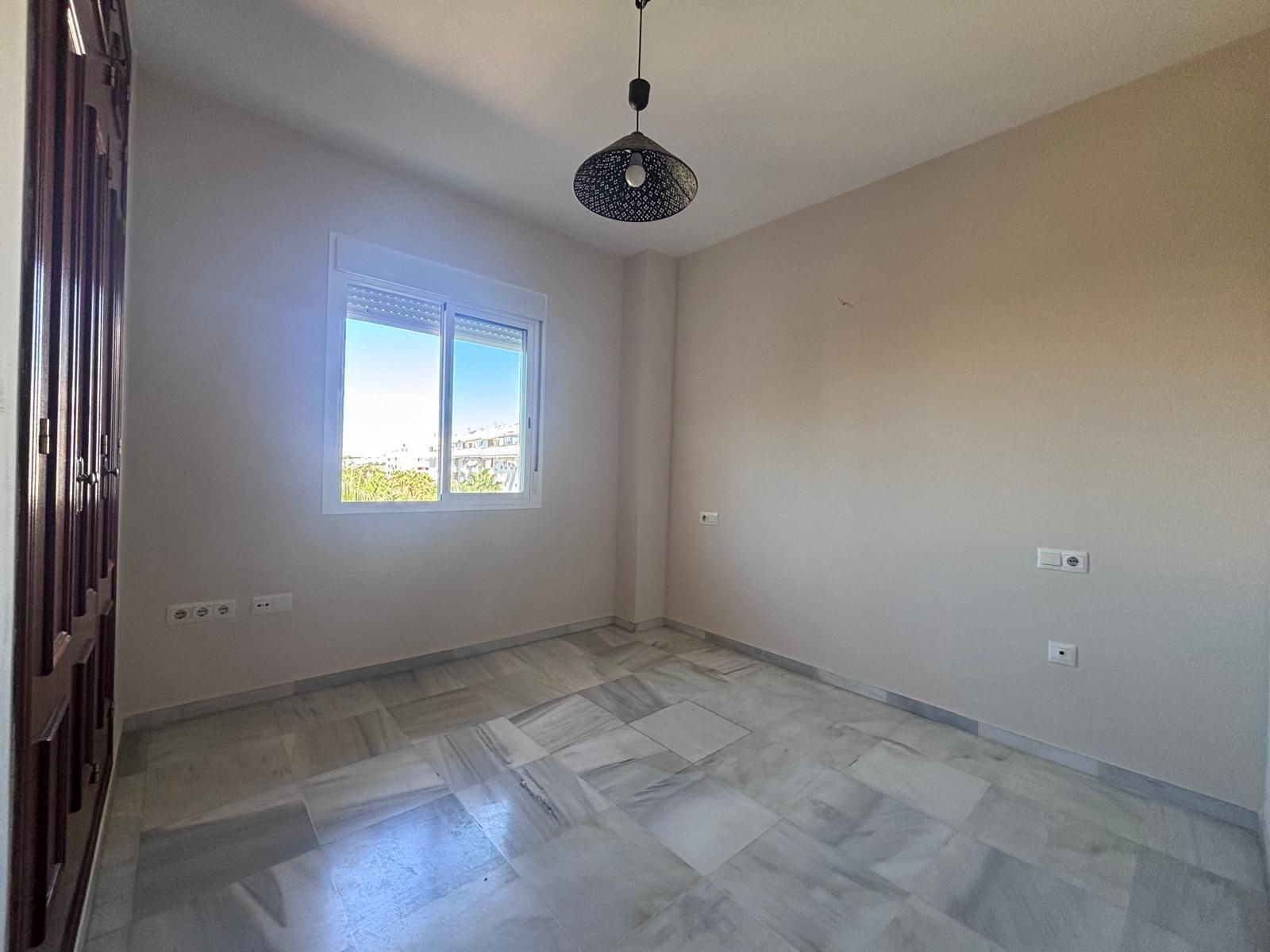 BONITO PISO EN ENTREPARQUES II.  ¡PARA ENTRAR A VIVIR! INCLUYE PLAZA DE PARKING Y AMPLIO TRASTERO EN SUBTERRÁNEO.