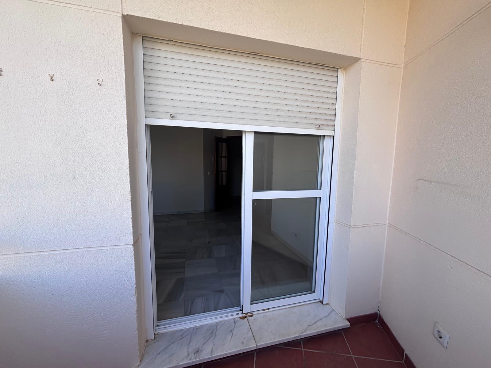 BONITO PISO EN ENTREPARQUES II.  ¡PARA ENTRAR A VIVIR! INCLUYE PLAZA DE PARKING Y AMPLIO TRASTERO EN SUBTERRÁNEO.