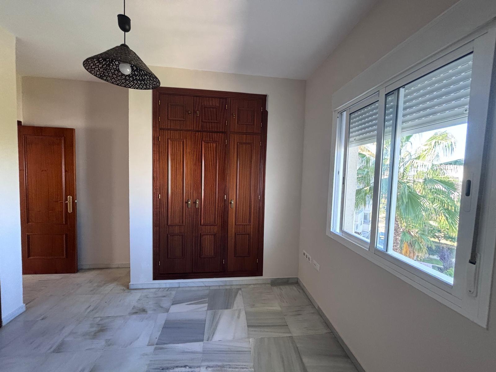 BONITO PISO EN ENTREPARQUES II.  ¡PARA ENTRAR A VIVIR! INCLUYE PLAZA DE PARKING Y AMPLIO TRASTERO EN SUBTERRÁNEO.