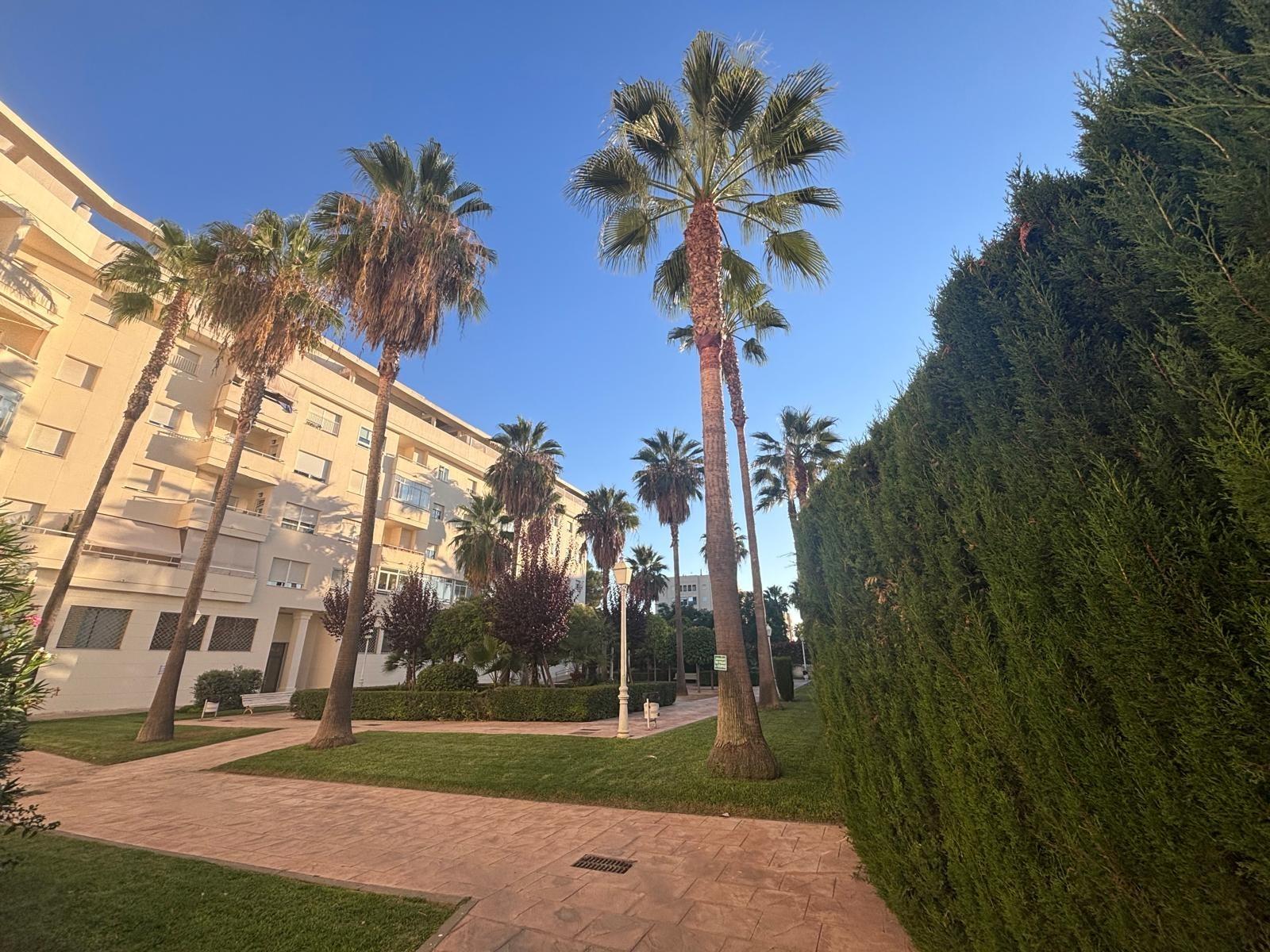 BONITO PISO EN ENTREPARQUES II.  ¡PARA ENTRAR A VIVIR! INCLUYE PLAZA DE PARKING Y AMPLIO TRASTERO EN SUBTERRÁNEO.