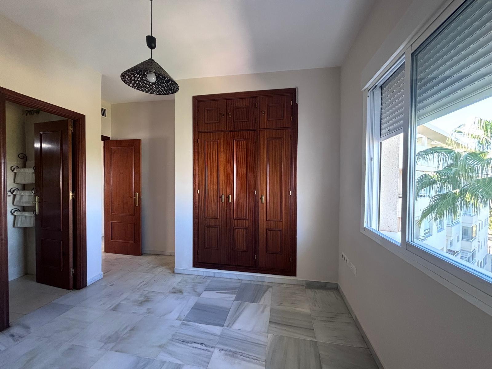 BONITO PISO EN ENTREPARQUES II.  ¡PARA ENTRAR A VIVIR! INCLUYE PLAZA DE PARKING Y AMPLIO TRASTERO EN SUBTERRÁNEO.