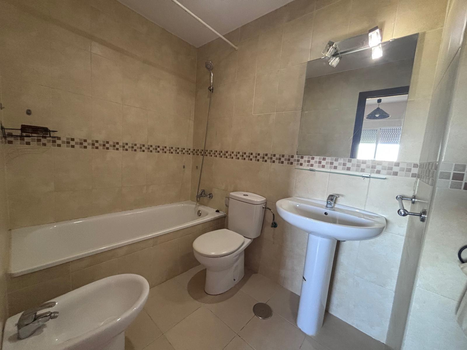 BONITO PISO EN ENTREPARQUES II.  ¡PARA ENTRAR A VIVIR! INCLUYE PLAZA DE PARKING Y AMPLIO TRASTERO EN SUBTERRÁNEO.
