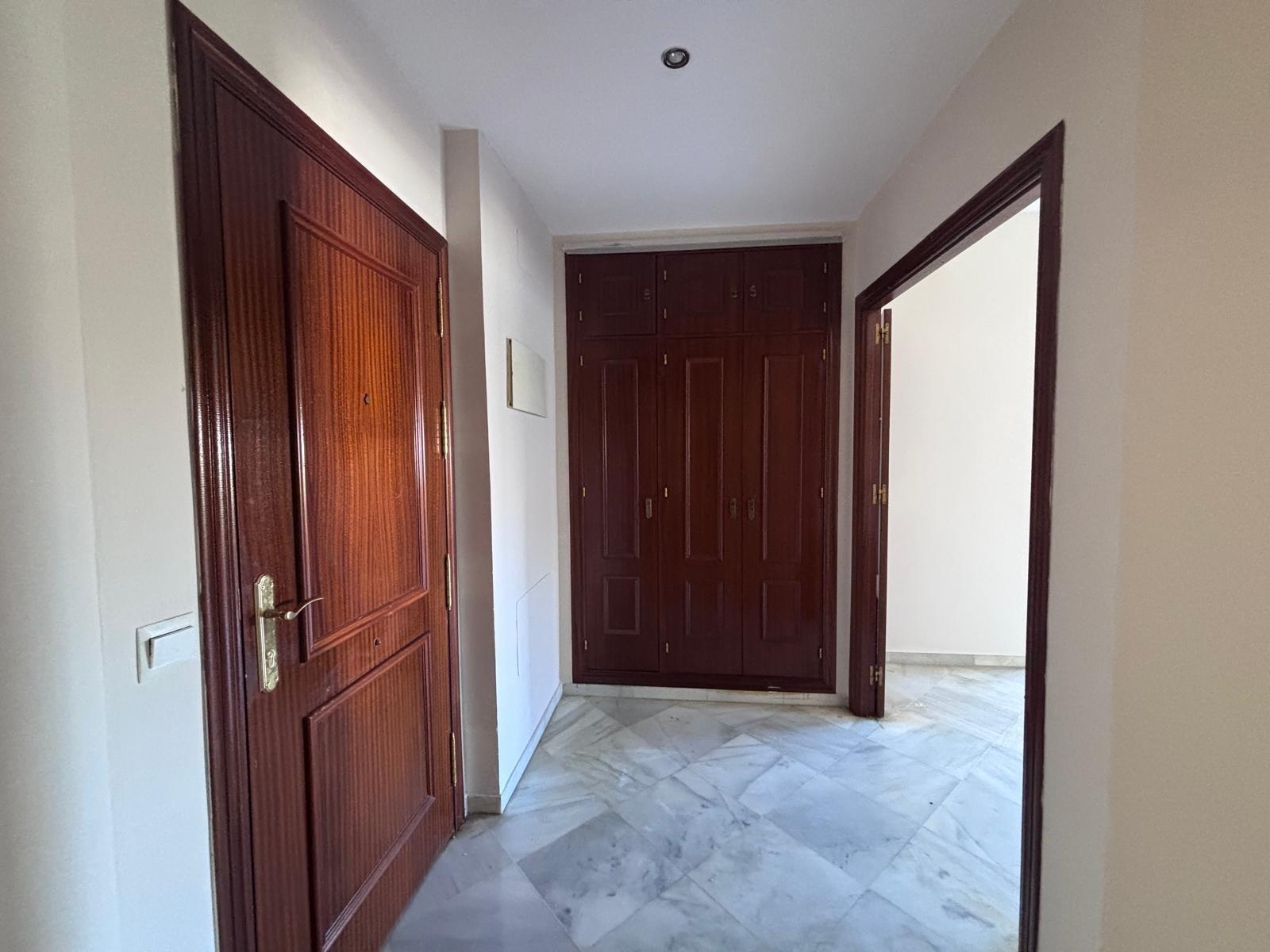 BONITO PISO EN ENTREPARQUES II.  ¡PARA ENTRAR A VIVIR! INCLUYE PLAZA DE PARKING Y AMPLIO TRASTERO EN SUBTERRÁNEO.