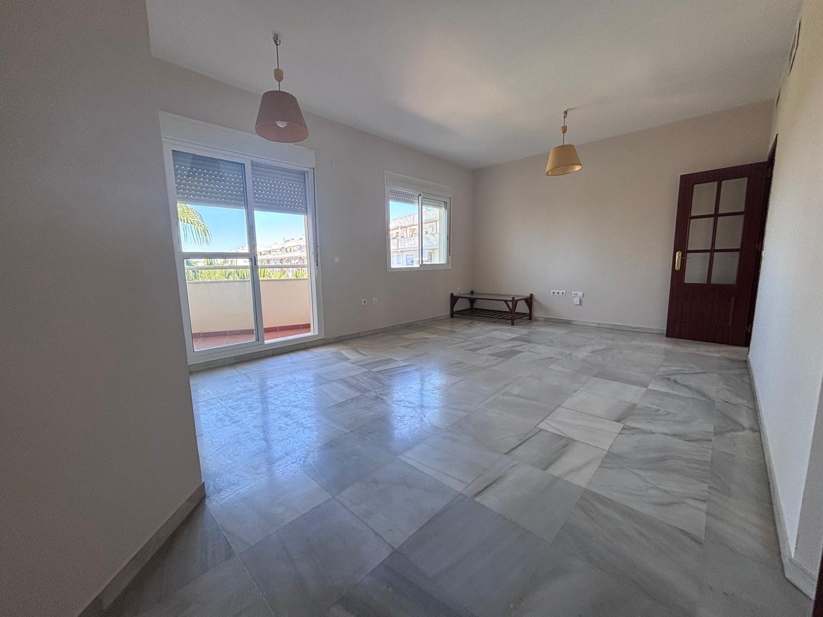 BONITO PISO EN ENTREPARQUES II.  ¡PARA ENTRAR A VIVIR! INCLUYE PLAZA DE PARKING Y AMPLIO TRASTERO EN SUBTERRÁNEO.