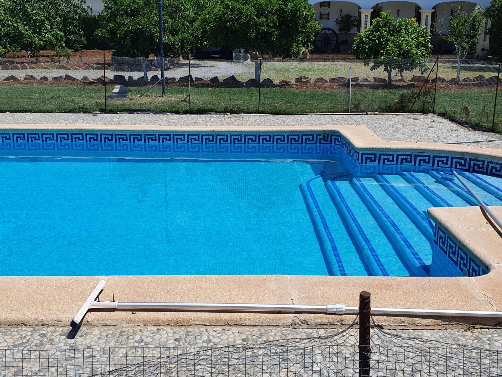 Encantadora Casa con Piscina cerca de puerto serrano - ¡Listo para Entrar a Vivir!
