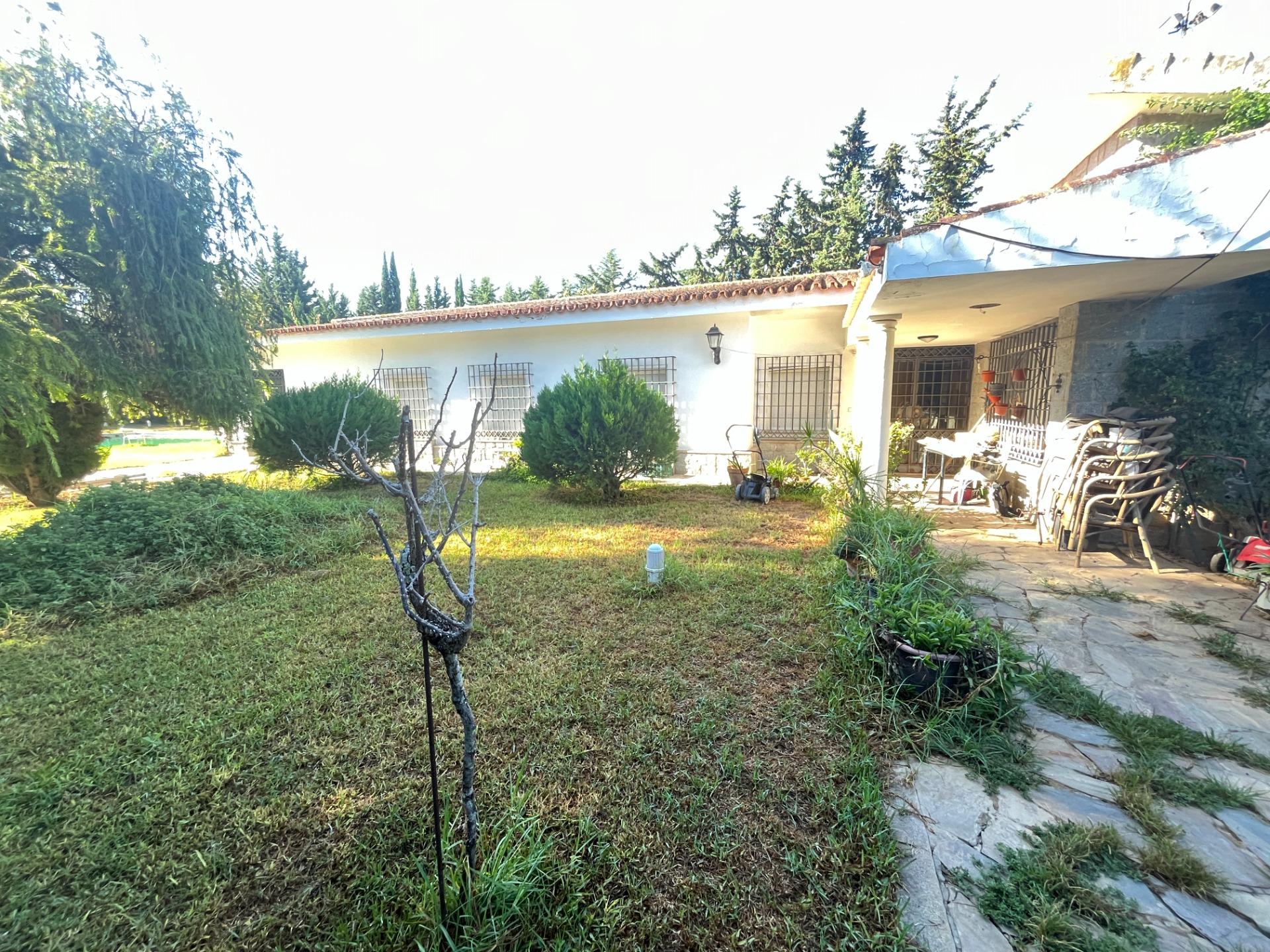 FINCA URBANA DE 2600 METROS CON GRAN CHALET , DOS VIVIENDAS, TRASTERO Y PISCINA