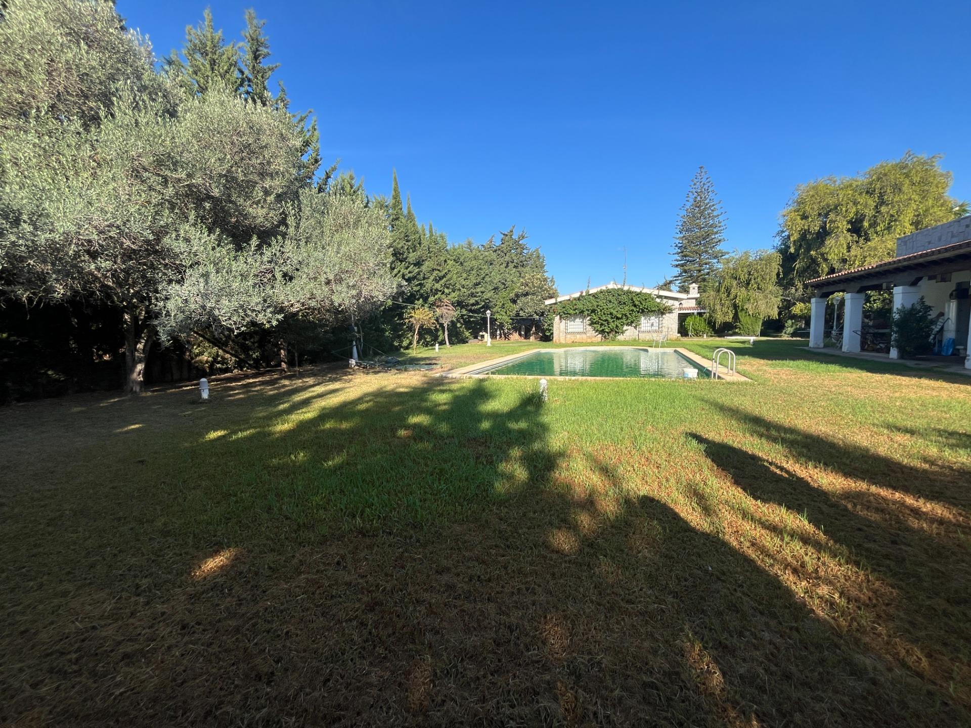 FINCA URBANA DE 2600 METROS CON GRAN CHALET , DOS VIVIENDAS, TRASTERO Y PISCINA