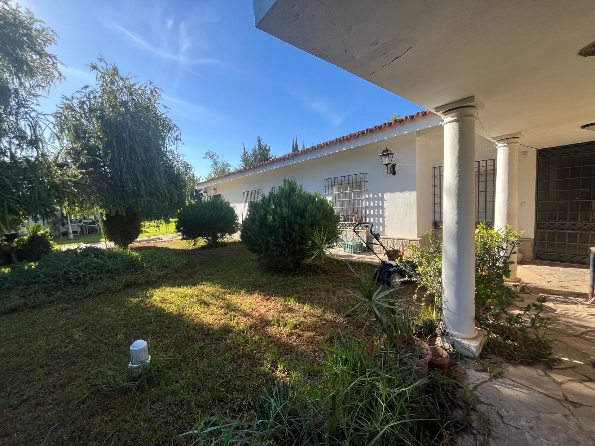 FINCA URBANA DE 2600 METROS CON GRAN CHALET , DOS VIVIENDAS, TRASTERO Y PISCINA