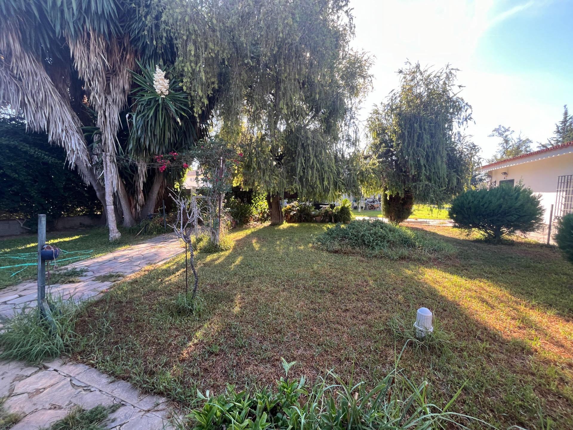 FINCA URBANA DE 2600 METROS CON GRAN CHALET , DOS VIVIENDAS, TRASTERO Y PISCINA