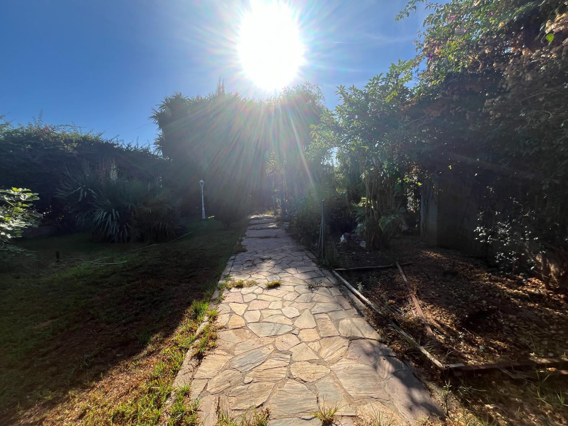 FINCA URBANA DE 2600 METROS CON GRAN CHALET , DOS VIVIENDAS, TRASTERO Y PISCINA