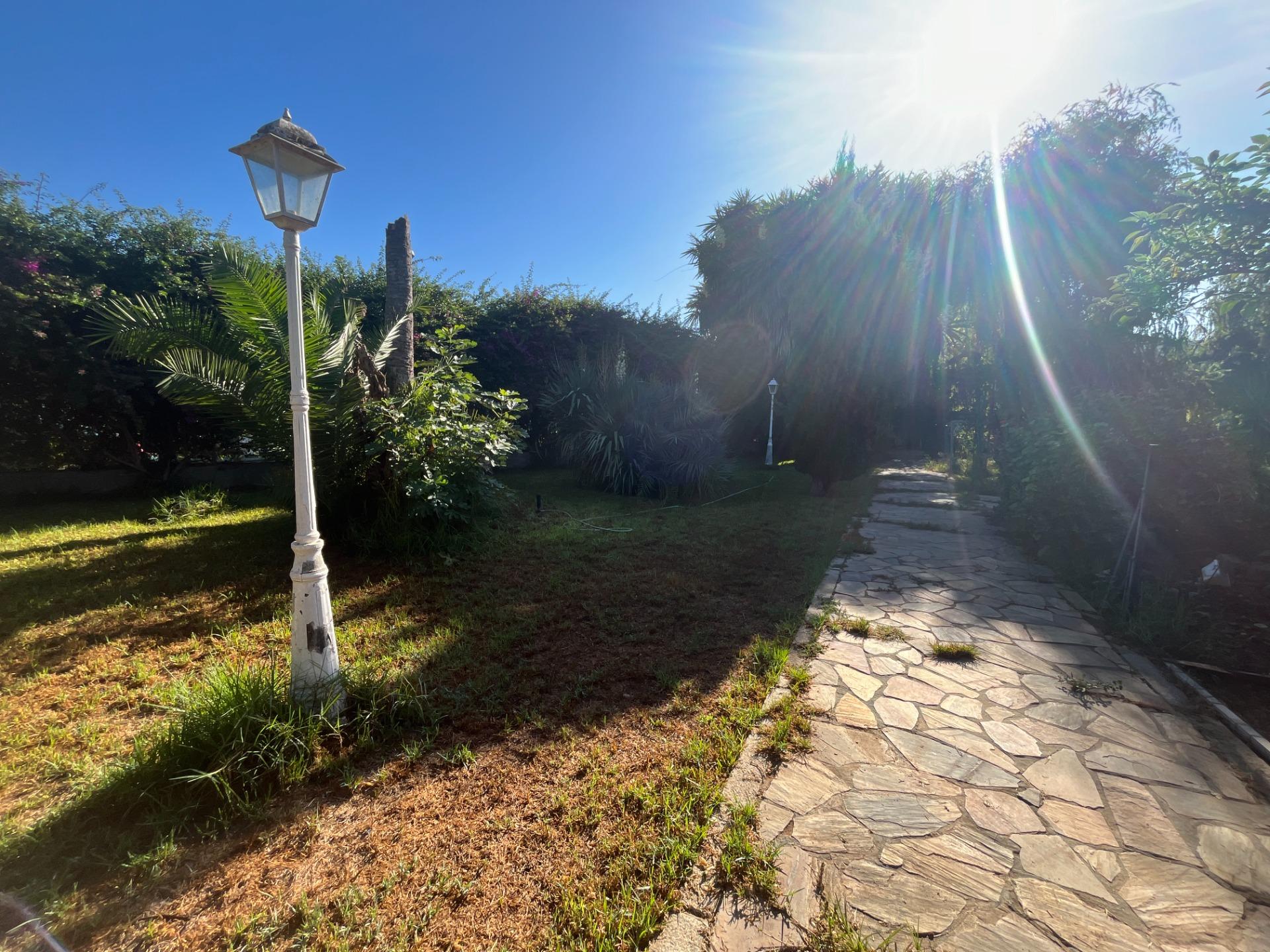 FINCA URBANA DE 2600 METROS CON GRAN CHALET , DOS VIVIENDAS, TRASTERO Y PISCINA