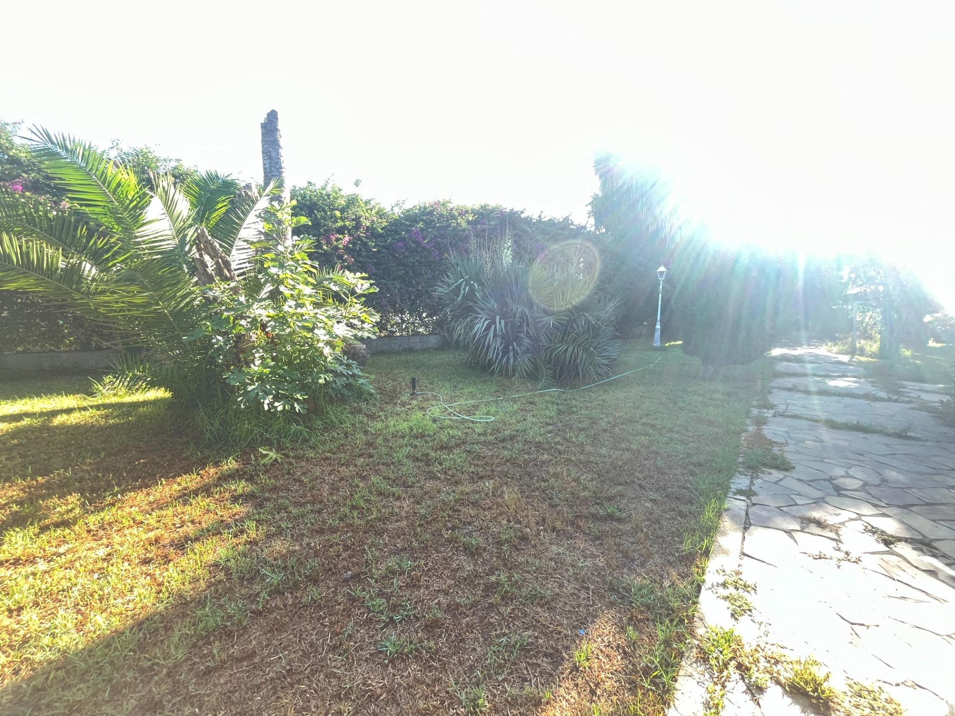 FINCA URBANA DE 2600 METROS CON GRAN CHALET , DOS VIVIENDAS, TRASTERO Y PISCINA