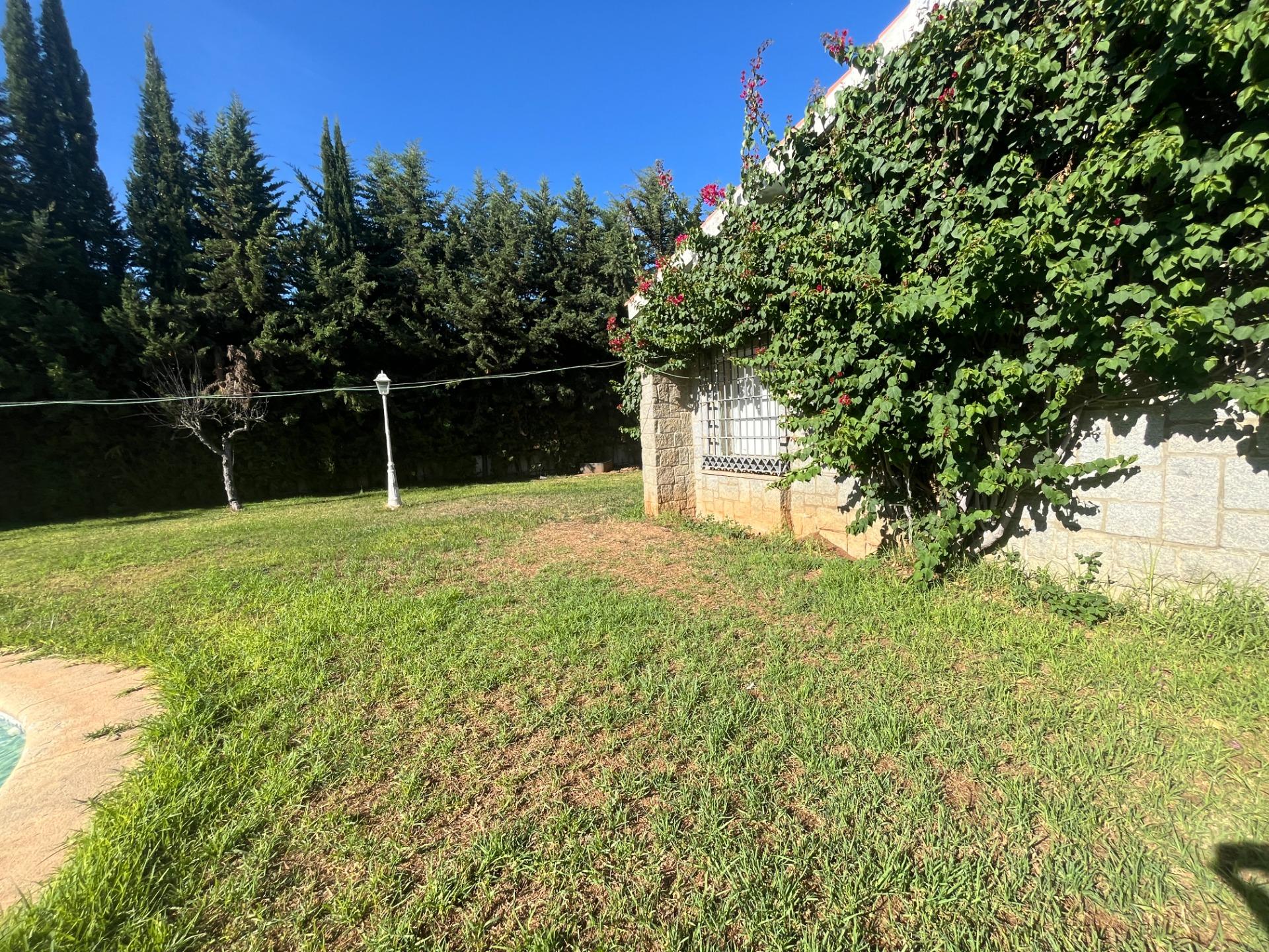 FINCA URBANA DE 2600 METROS CON GRAN CHALET , DOS VIVIENDAS, TRASTERO Y PISCINA