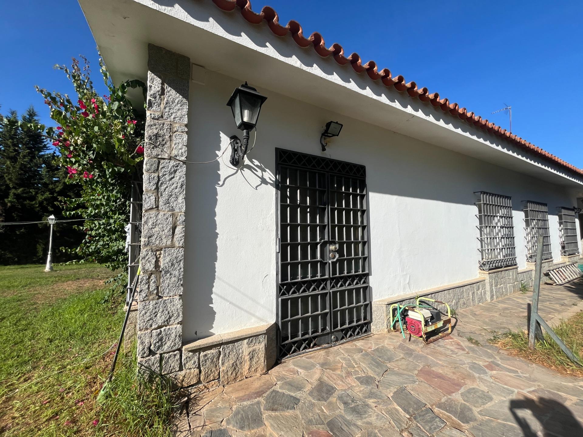 FINCA URBANA DE 2600 METROS CON GRAN CHALET , DOS VIVIENDAS, TRASTERO Y PISCINA