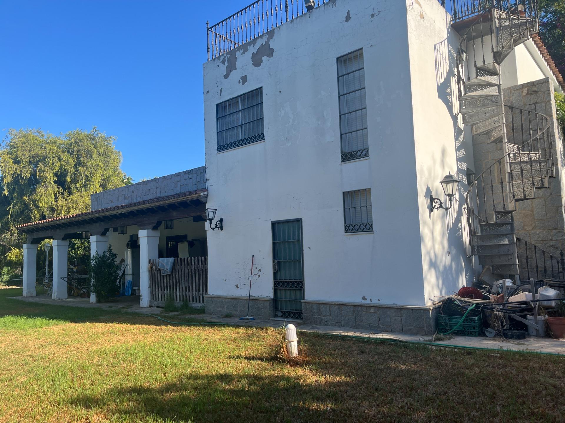 FINCA URBANA DE 2600 METROS CON GRAN CHALET , DOS VIVIENDAS, TRASTERO Y PISCINA