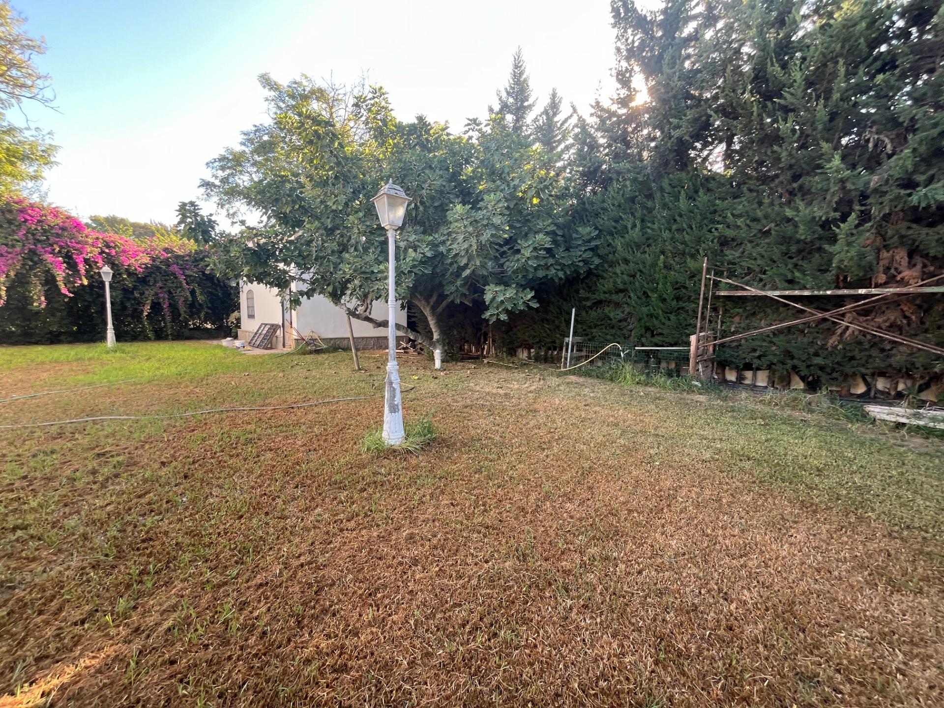 FINCA URBANA DE 2600 METROS CON GRAN CHALET , DOS VIVIENDAS, TRASTERO Y PISCINA
