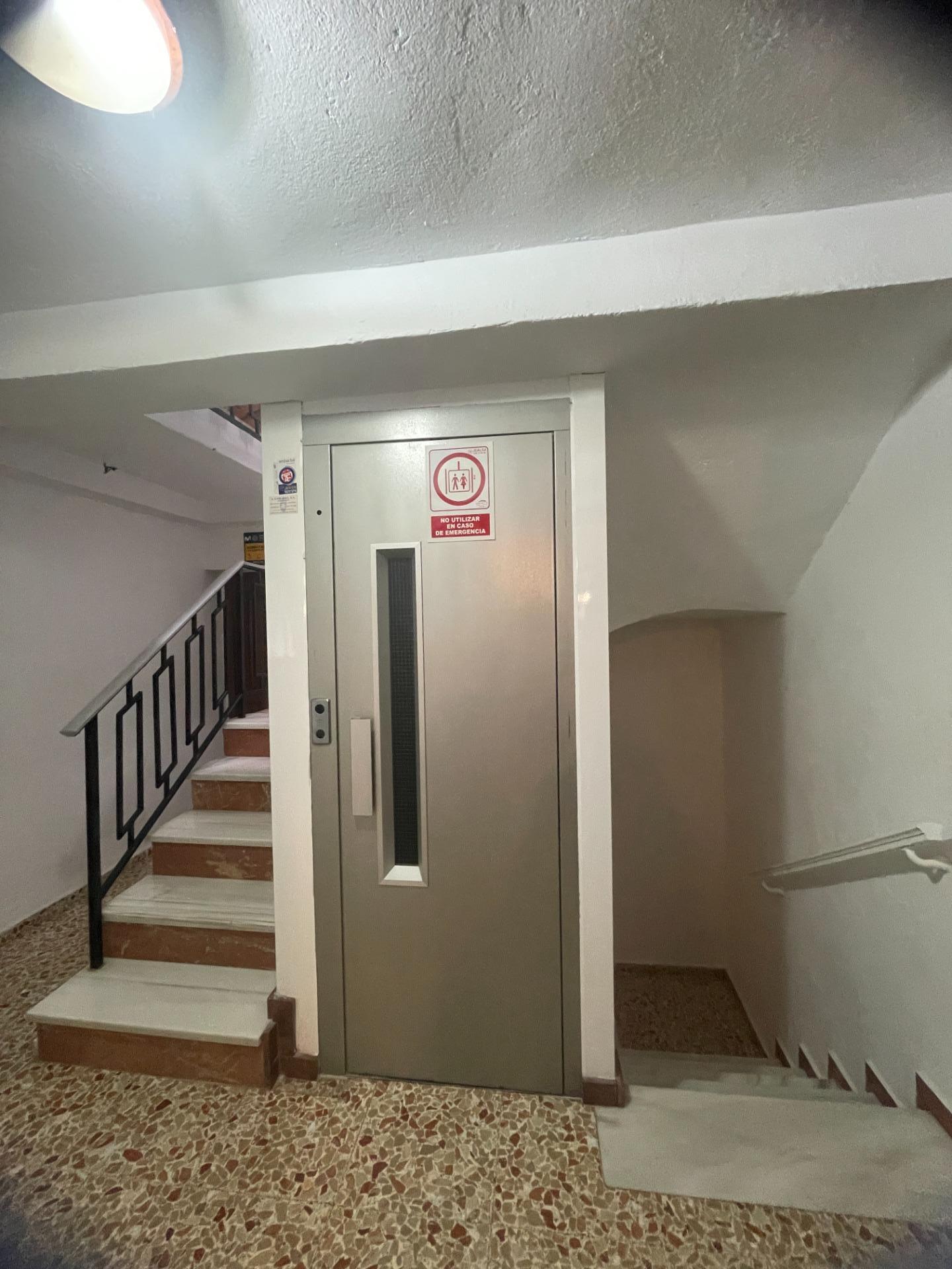 PISO PARA REFORMAR EN LA CORONACIÓN, ZONA OESTE DE JEREZ. ¡EDIFICIO CON ASCENSOR!